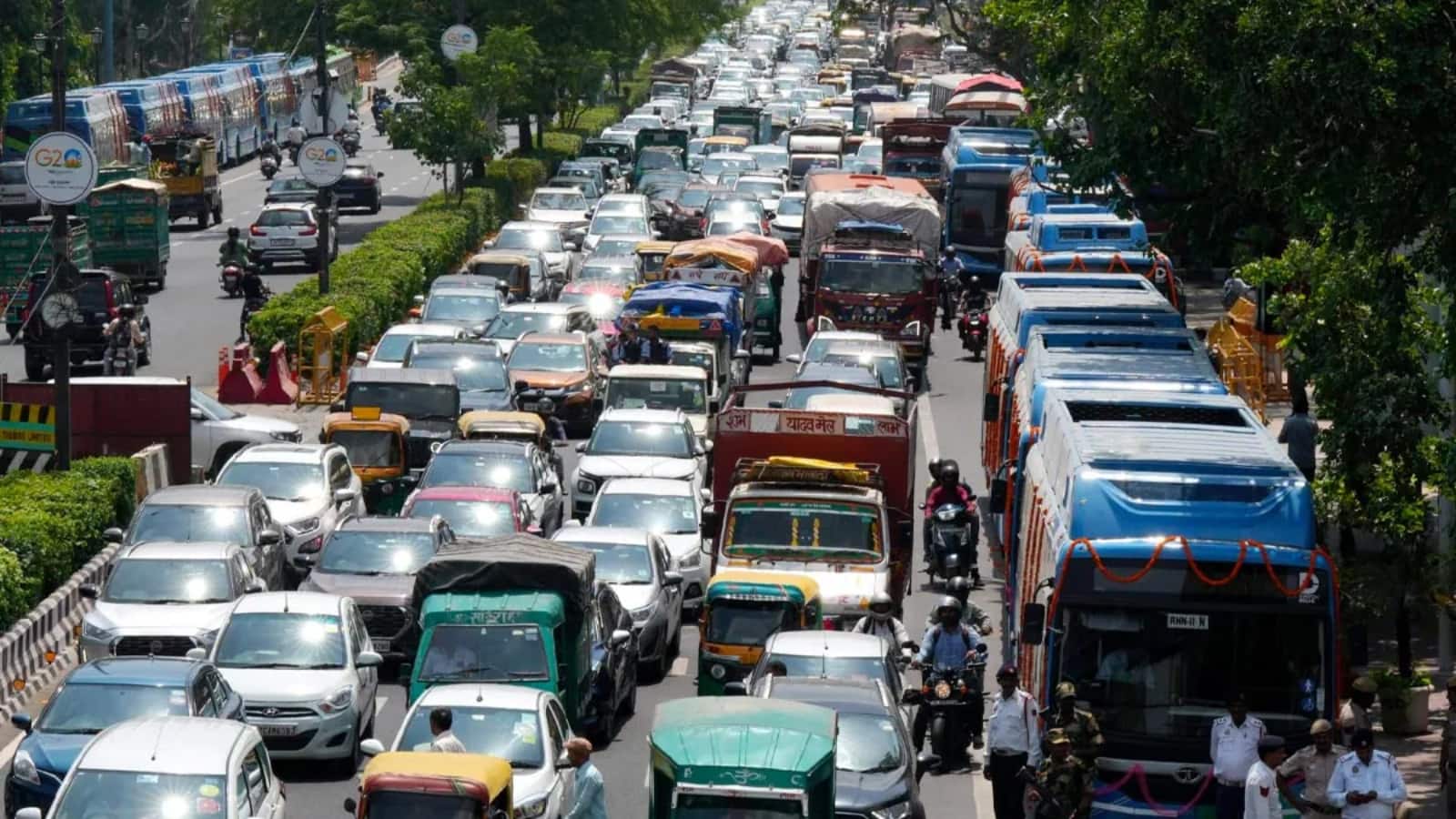 Delhi Traffic Advisory 13 August: लाल किले पर स्वतंत्रता दिवस की फुल ड्रेस रिहर्सल, इन रास्तों पर रहेगा भारी ट्रैफिक डायवर्जन Delhi Traffic Advisory 13 August: लाल किले पर स्वतंत्रता दिवस की फुल ड्रेस रिहर्सल, इन रास्तों पर रहेगा भारी ट्रैफिक डायवर्जन