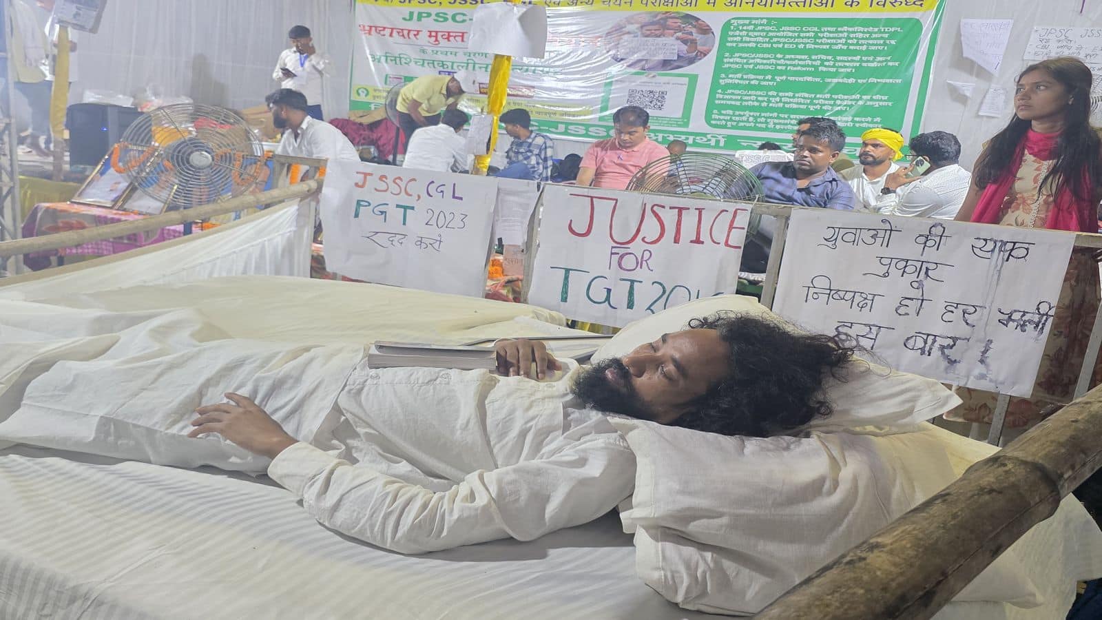 Jharkhand Student Protest: झारखंड के 'सोनम वांगचुक' कहे जाने वाले छात्र नेता देवेंद्र महतो कौन हैं? रांची के Gen-Z प्रोटेस्ट का बने चेहरा Jharkhand Student Protest: झारखंड के 'सोनम वांगचुक' कहे जाने वाले छात्र नेता देवेंद्र महतो कौन हैं? रांची के Gen-Z प्रोटेस्ट का बने चेहरा