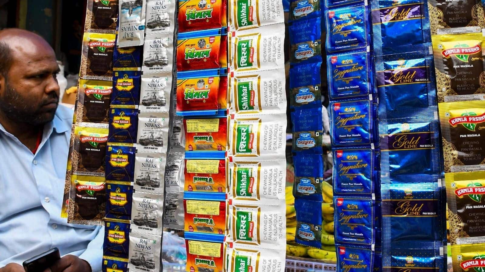 FSSAI bans plastic: पान मसाला और गुटखा छोटे प्लास्टिक पाउच में नहीं आएगा! नया नियम लागू होने पर जानें कैसे बिकेगा माल FSSAI bans plastic: पान मसाला और गुटखा छोटे प्लास्टिक पाउच में नहीं आएगा! नया नियम लागू होने पर जानें कैसे बिकेगा माल