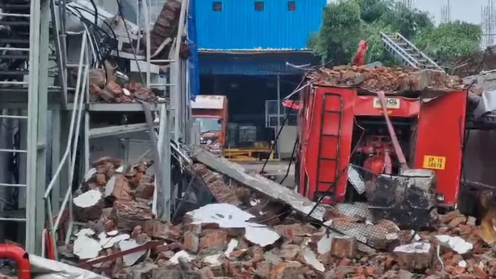 Greater Noida Fire: ग्रेटर नोएडा की एक फैक्टरी में लगी भीषण आग बुझाते समय दो फायरफाइटर की मौत, दीवार और बीम गिरने से हुआ हादसा Greater Noida Fire: ग्रेटर नोएडा की एक फैक्टरी में लगी भीषण आग बुझाते समय दो फायरफाइटर की मौत, दीवार और बीम गिरने से हुआ हादसा