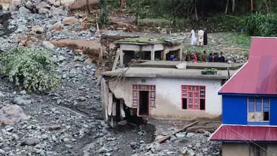 जम्मू-कश्मीर में बादल फटने से मची तबाही, किश्तवाड़ में फ्लैश फ्लड, 3 जिलों के स्कूल बंद जम्मू-कश्मीर में बादल फटने से मची तबाही, किश्तवाड़ में फ्लैश फ्लड, 3 जिलों के स्कूल बंद
