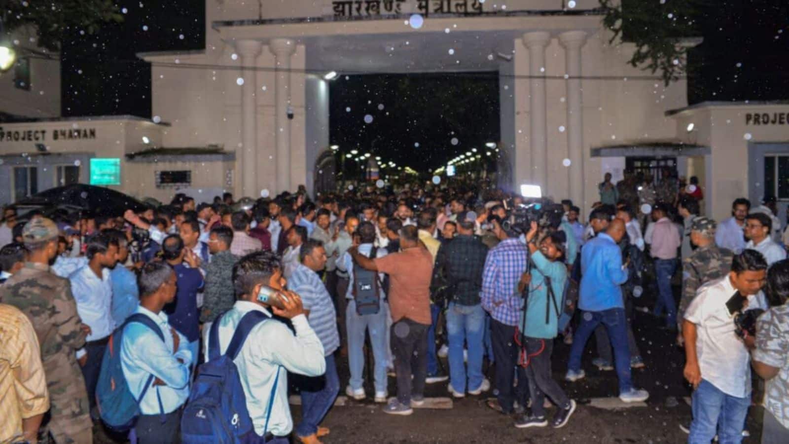 JSSC-CGL: ‘चाहो तो रिश्ता खत्म कर सकती हो...’ नौकरी जाने के डर से टूट गया शख्स, पत्नी से कही ये बात JSSC-CGL: ‘चाहो तो रिश्ता खत्म कर सकती हो...’ नौकरी जाने के डर से टूट गया शख्स, पत्नी से कही ये बात