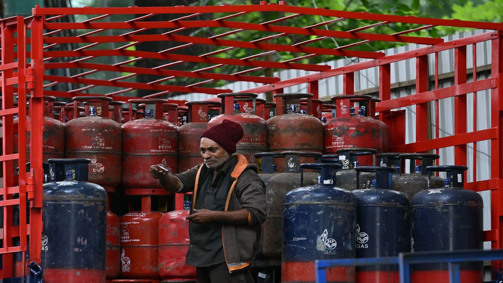 LPG Price Today August 25: गैस सिलेंडर के दाम में फिर आया बड़ा ट्विस्ट! दिल्ली से मुंबई तक जानिए 14.2 KG और कमर्शियल LPG के नए रेट LPG Price Today August 25: गैस सिलेंडर के दाम में फिर आया बड़ा ट्विस्ट! दिल्ली से मुंबई तक जानिए 14.2 KG और कमर्शियल LPG के नए रेट