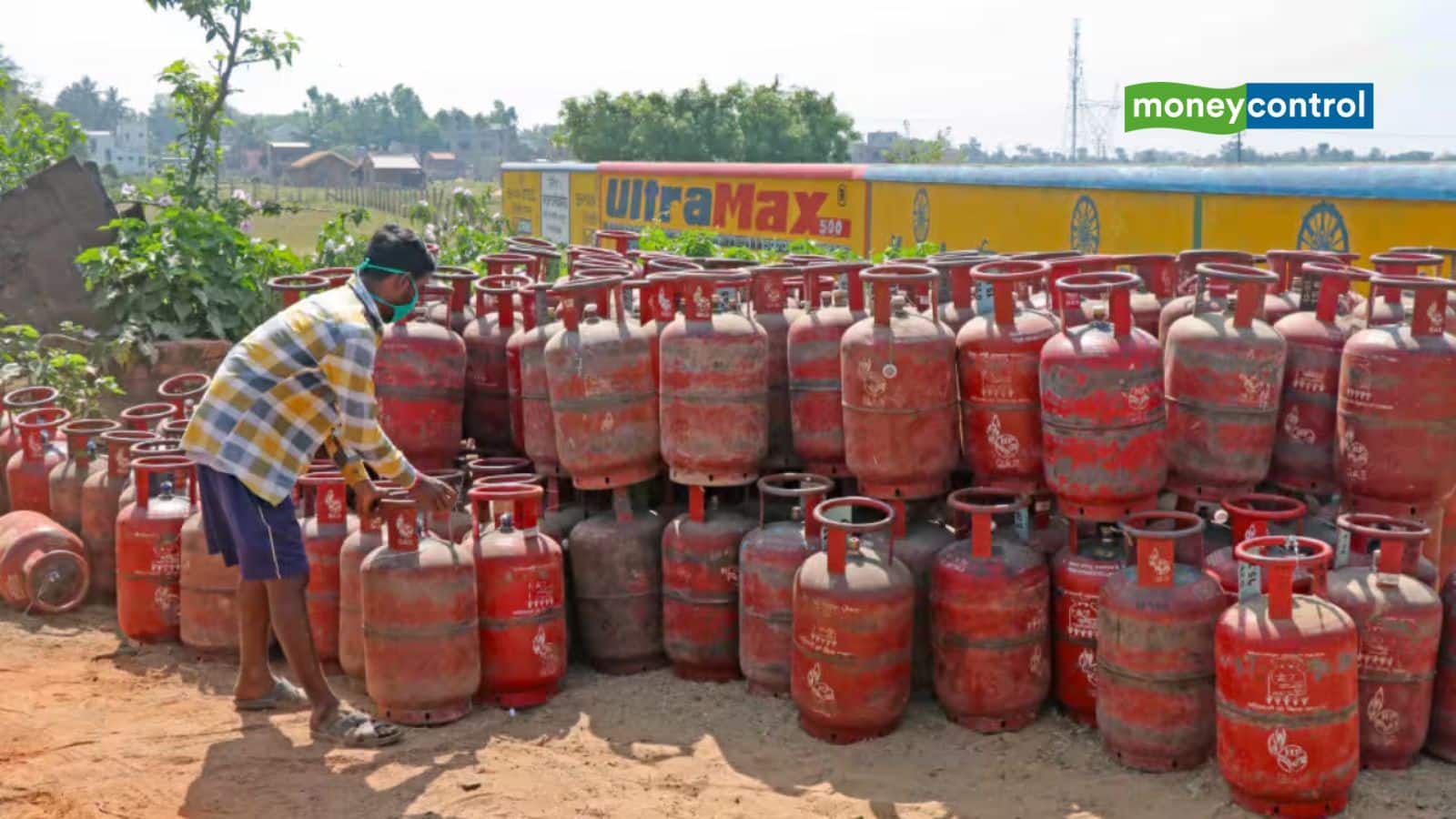 LPG Supply Plan: गैस संकट से बचने की तैयारी, सरकार ने हर रिफाइनरी के लिए तय की LPG प्रोडक्शन लिमिट LPG Supply Plan: गैस संकट से बचने की तैयारी, सरकार ने हर रिफाइनरी के लिए तय की LPG प्रोडक्शन लिमिट