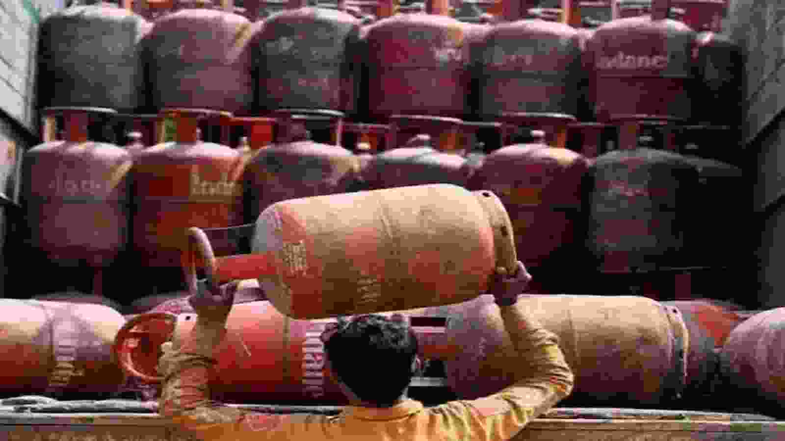 LPG Price 2 September 2026: घरेलू गैस के दाम बढ़े या मिली राहत? एक क्लिक में जानें आपके शहर का भाव LPG Price 2 September 2026: घरेलू गैस के दाम बढ़े या मिली राहत? एक क्लिक में जानें आपके शहर का भाव