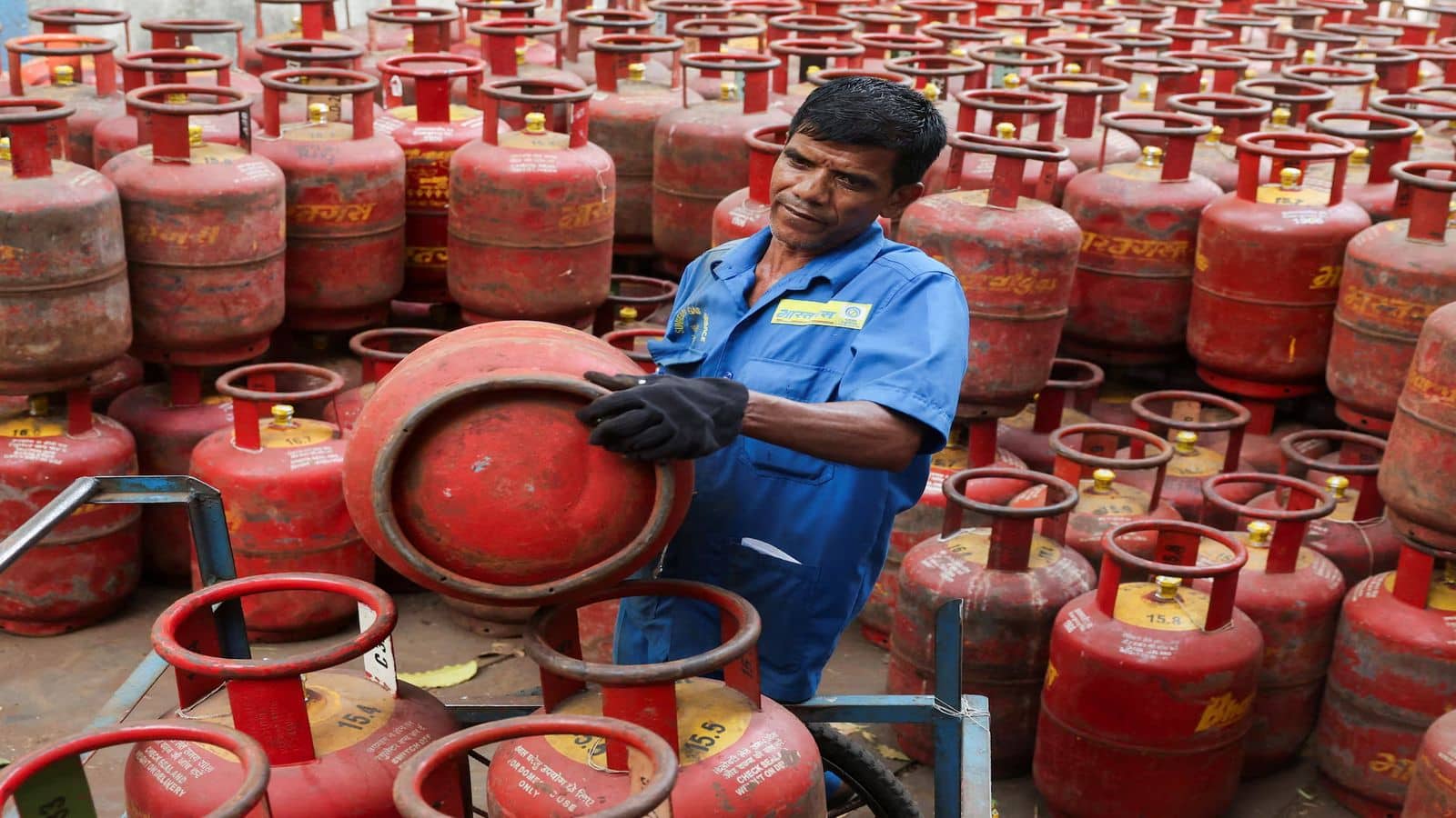 LPG Price Today: एलपीजी सिलेंडर बुक कराने से पहले जान लें आज का रेट, एक झटके में बदल गई कीमत? LPG Price Today: एलपीजी सिलेंडर बुक कराने से पहले जान लें आज का रेट, एक झटके में बदल गई कीमत?