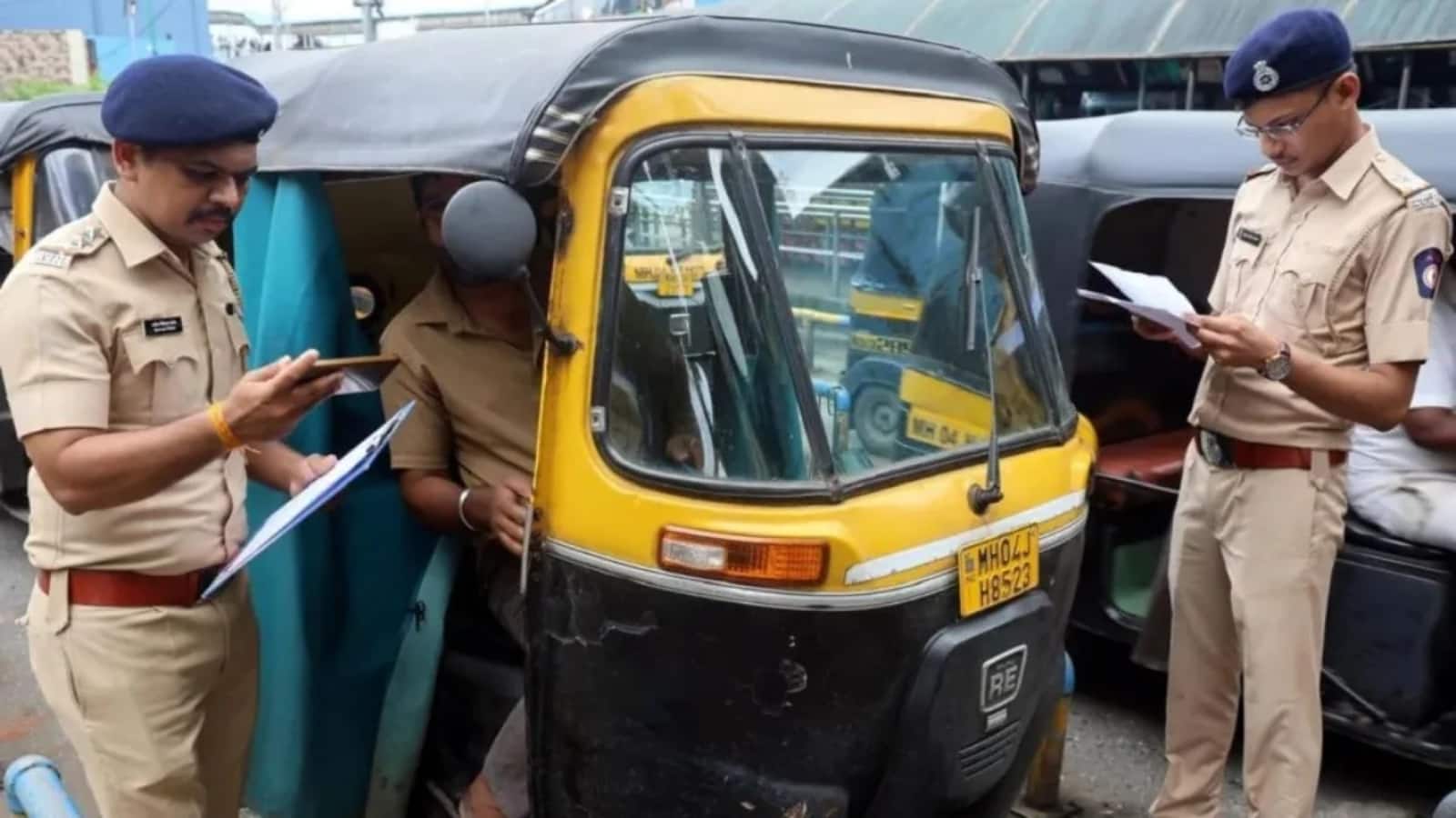 मराठी सीखने के लिए ऑटो-कैब ड्राइवरों को 1 साल की मोहलत, CM फडणवीस का बड़ा ऐलान मराठी सीखने के लिए ऑटो-कैब ड्राइवरों को 1 साल की मोहलत, CM फडणवीस का बड़ा ऐलान