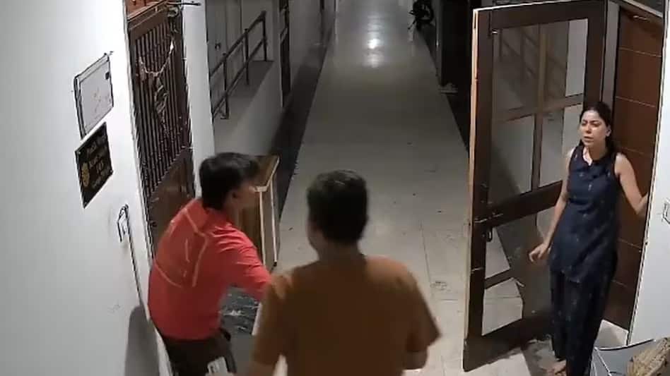 Meerut Viral Video: सामान डिलीवरी में 5 मिनट की हुई देरी तो भड़क गया शख्स, फ्लैट में बंद कर एजेंट की पिटाई Meerut Viral Video: सामान डिलीवरी में 5 मिनट की हुई देरी तो भड़क गया शख्स, फ्लैट में बंद कर एजेंट की पिटाई