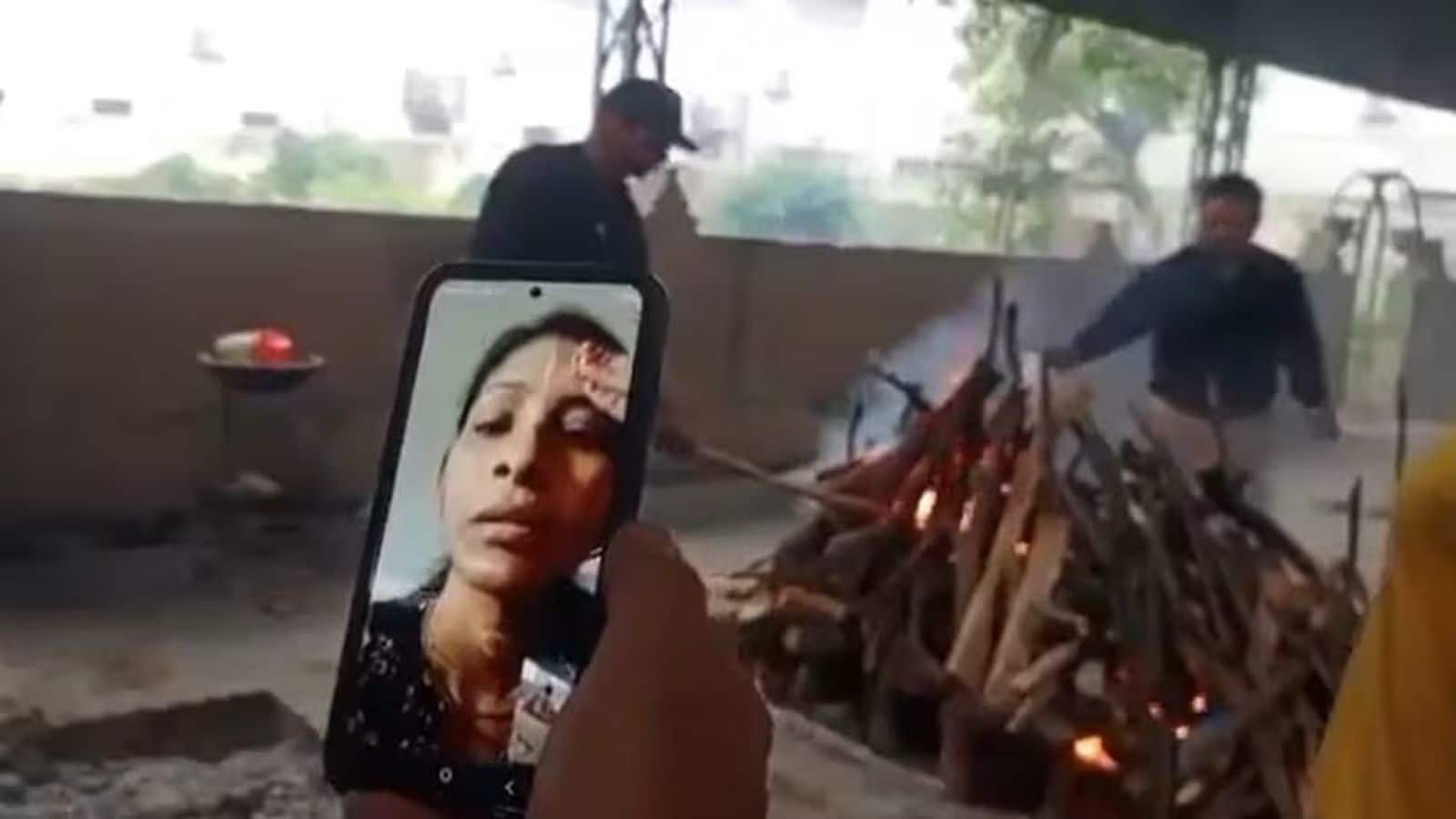 आखिरी बार बेटियों का इंतजार करते रहे कारोबारी पिता, लेकिन अर्थी को मिला सिर्फ Video Call का सहारा, ₹5100 ट्रांसफर कर तोड़ा खून का रिश्ता आखिरी बार बेटियों का इंतजार करते रहे कारोबारी पिता, लेकिन अर्थी को मिला सिर्फ Video Call का सहारा, ₹5100 ट्रांसफर कर तोड़ा खून का रिश्ता