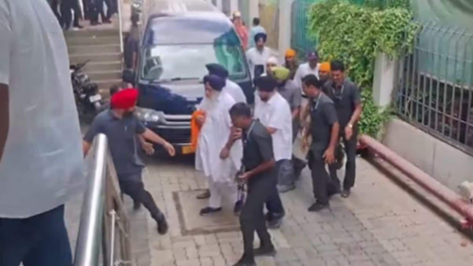Sukhbir Singh Badal Attacked: पंजाब के पूर्व डिप्टी CM सुखबीर सिंह बादल पर जानलेवा हमला, नांदेड़ गुरुद्वारे के पास निहंग ने किया अटैक Sukhbir Singh Badal Attacked: पंजाब के पूर्व डिप्टी CM सुखबीर सिंह बादल पर जानलेवा हमला, नांदेड़ गुरुद्वारे के पास निहंग ने किया अटैक