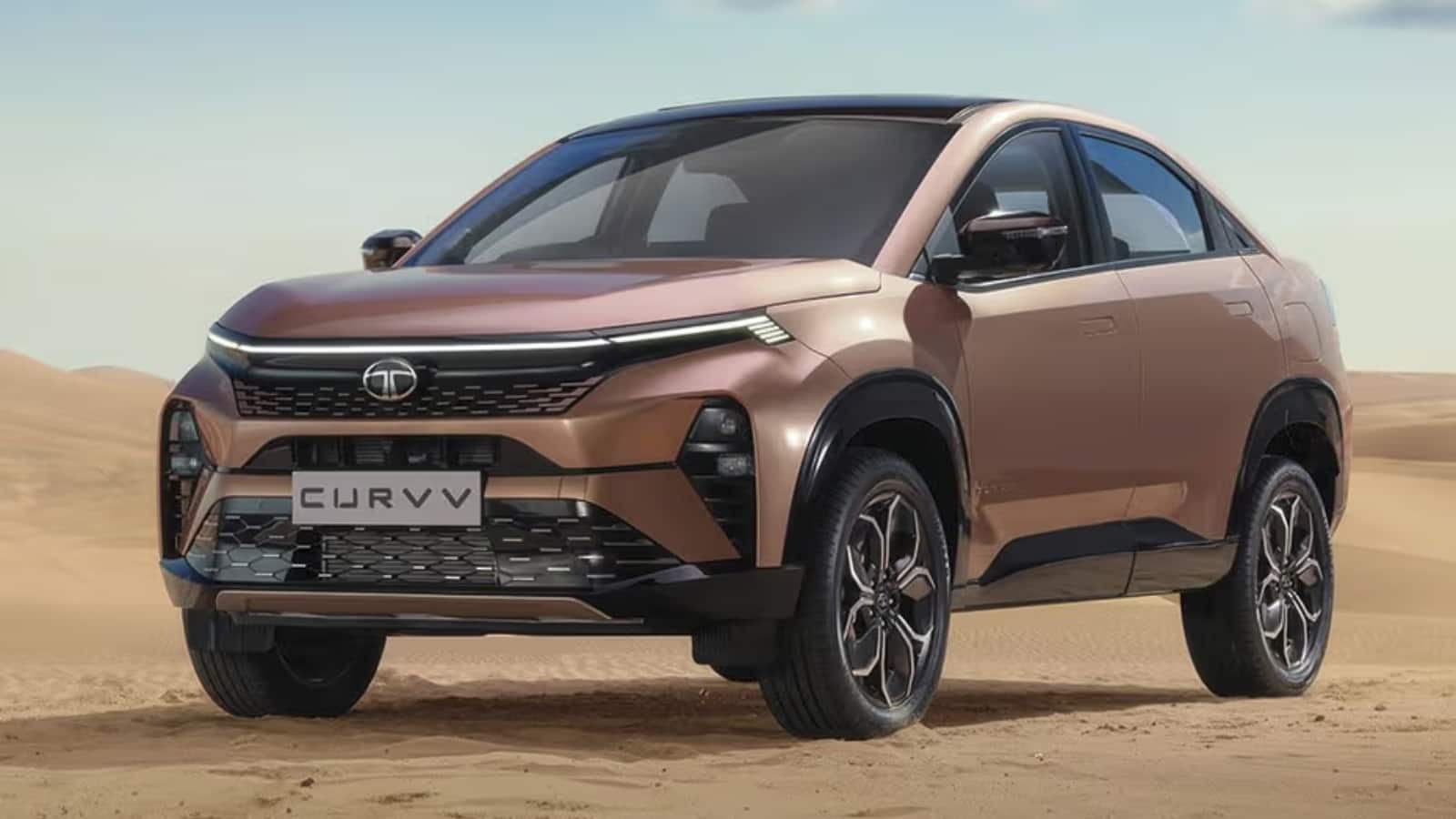 Tata Curvv: जुलाई 2026 में इस कूप-SUV की 1,697 यूनिट्स बिकीं, जो पिछले साल इसी महीने में बिकीं 2,005 यूनिट्स के मुकाबले 15% कम है। यह गिरावट बताती है कि लॉन्च के बाद इस मॉडल को लेकर जो शुरुआती उत्साह था, वह शायद अब कम हो रहा है।  अपने खास कूप-जैसे डिजाइन के बावजूद, Curvv को इस सेगमेंट में बढ़ते कॉम्पिटिशन का सामना करना पड़ रहा है, साथ ही इसकी कीमत भी ग्राहकों के फैसलों और बिक्री पर असर डाल रही होगी।