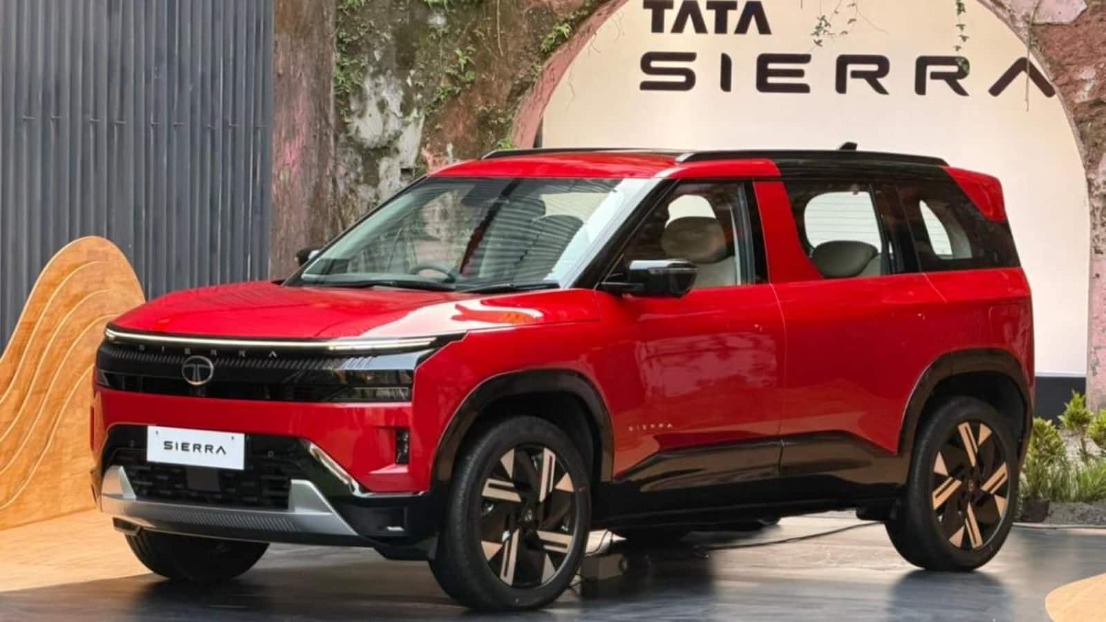 Tata Sierra: टाटा मोटर्स की नई Sierra ने जुलाई 2026 में 6,327 यूनिट्स की बिक्री दर्ज की। पिछले साल इसकी बिक्री का कोई आंकड़ा उपलब्ध नहीं है, क्योंकि यह बाजार में नई एंट्री है।  लॉन्च के शुरुआती दौर में ही 6,000 से ज्यादा यूनिट्स की बिक्री इसकी मजबूत शुरुआती मांग को दर्शाती है। इसके मॉडर्न SUV डिजाइन, प्रीमियम स्टाइलिंग और बेहतरीन फीचर्स वाले केबिन ने खरीदारों का ध्यान खींचा है।