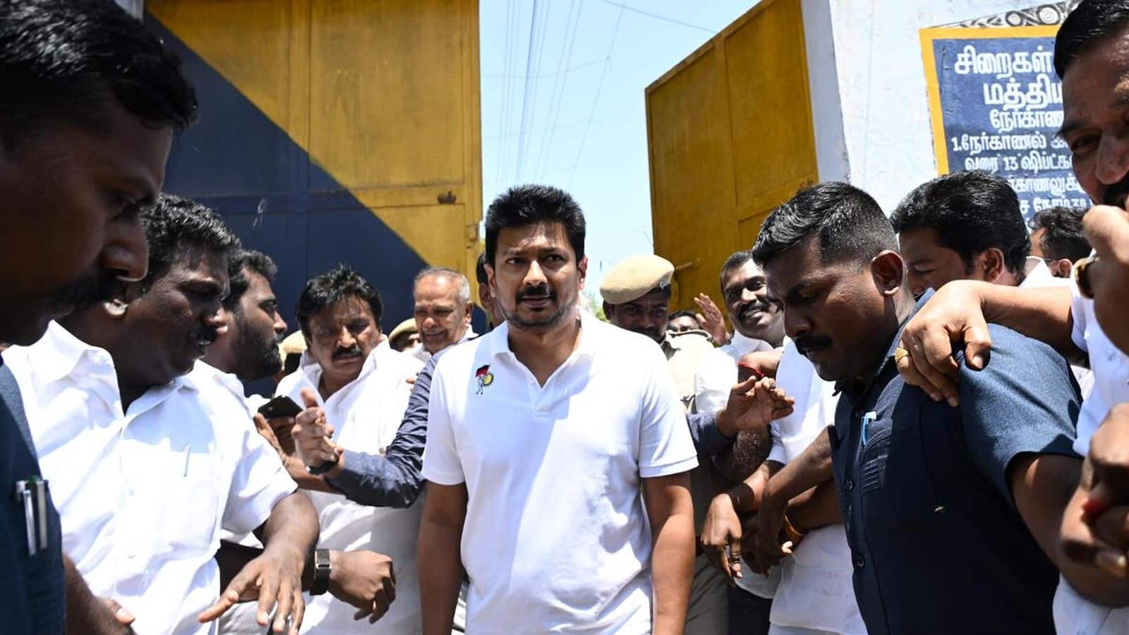 Udhayanidhi Stalin arrest: तमिलनाडु में DMK नेता उदयनिधि स्टालिन को चेन्नई पुलिस ने किया गिरफ्तार, एक्ट्रेस तृषा को लेकर विवादित बयान पर विवादों में घिरे Udhayanidhi Stalin arrest: तमिलनाडु में DMK नेता उदयनिधि स्टालिन को चेन्नई पुलिस ने किया गिरफ्तार, एक्ट्रेस तृषा को लेकर विवादित बयान पर विवादों में घिरे