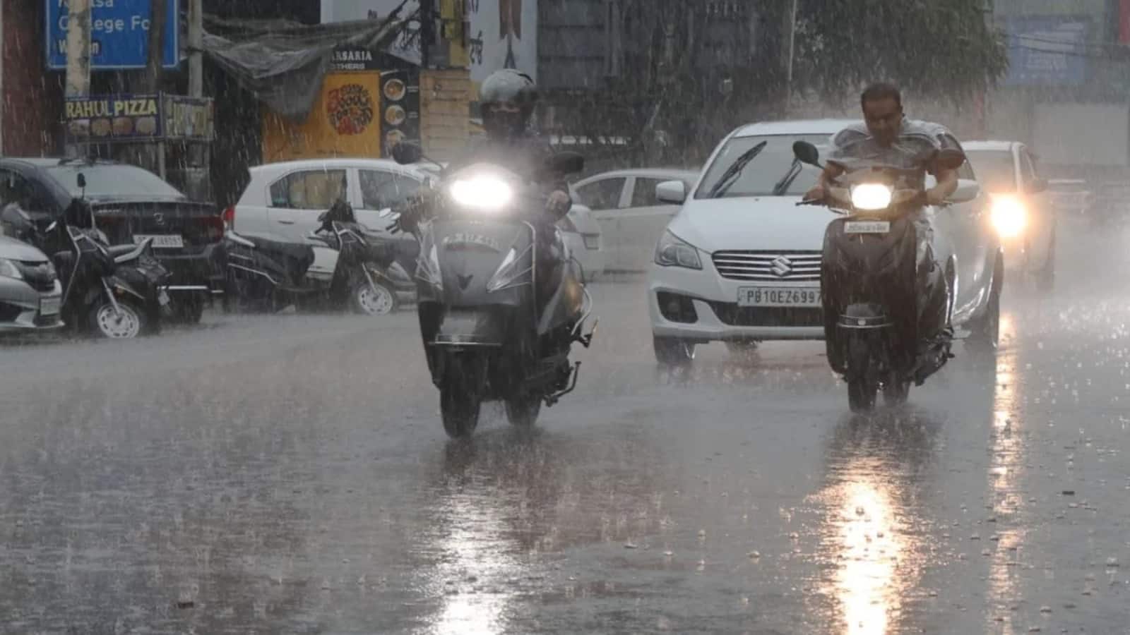 Delhi Weather Today: दिल्ली में आज फिर बरसेंगे बादल, IMD ने जारी किया येलो अलर्ट, जलभराव और ट्रैफिक की टेंशन बढ़ी Delhi Weather Today: दिल्ली में आज फिर बरसेंगे बादल, IMD ने जारी किया येलो अलर्ट, जलभराव और ट्रैफिक की टेंशन बढ़ी