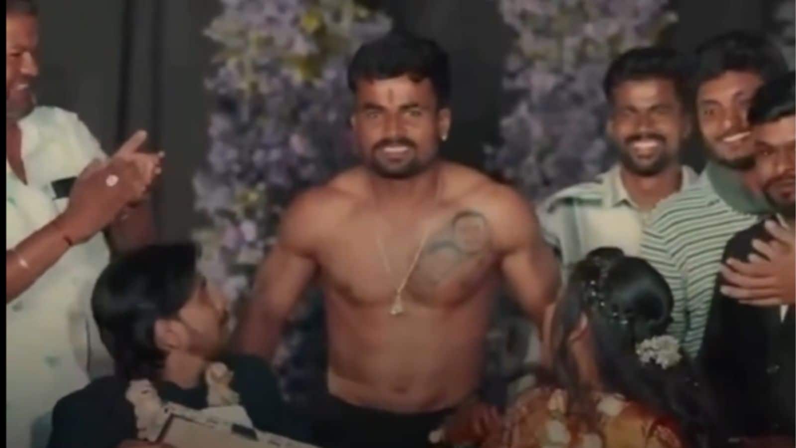 Viral Video: दोस्त की शादी में शख्स ने दिया ऐसा गिफ्ट, सीने पर बनवा लिया दूल्हा-दुल्हन का टैटू Viral Video: दोस्त की शादी में शख्स ने दिया ऐसा गिफ्ट, सीने पर बनवा लिया दूल्हा-दुल्हन का टैटू