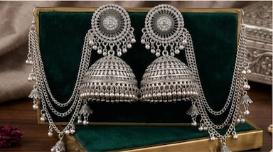 यदि आप अपने लुक में कुछ ट्रेडिशनल और थोड़ा हटके जोड़ना चाहती हैं, तो कश्मीरी स्टाइल घुंघरू इयररिंग ट्राई कर सकती हैं। इनके खूबसूरत डिजाइन और छोटी-छोटी घुंघरुओं की लटकन कानों के साथ-साथ पूरे लुक को भी अट्रैक्टिव बना देती है।
