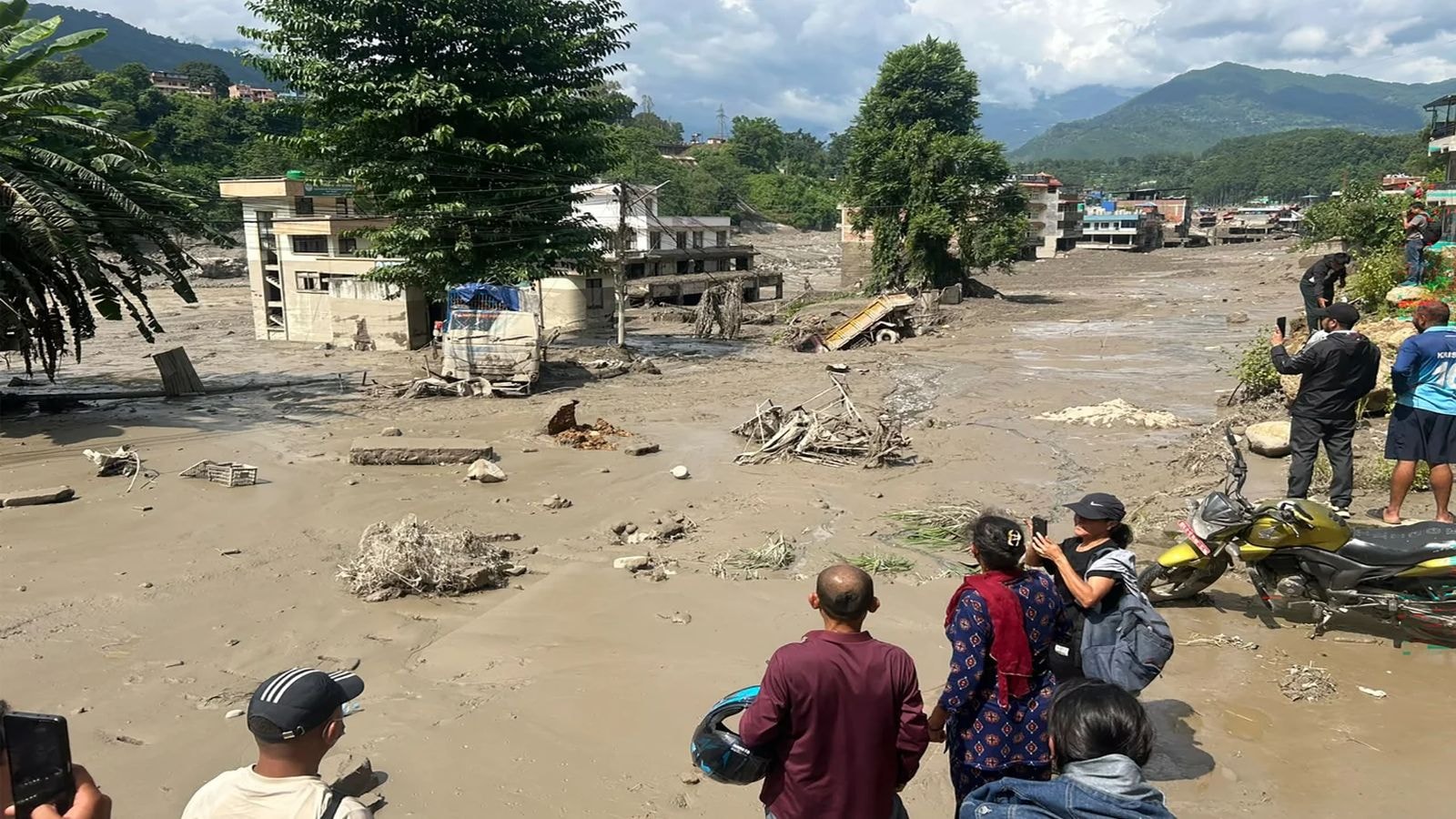 Nepal Flood Video: नेपाल में अचानक आई बाढ़ में 291 विदेशी लापता, 105 भारतीय  पर्यटक भी सैलाब में गायब - nepal flood update 105 indian tourists among 291  foreign nationals missing following