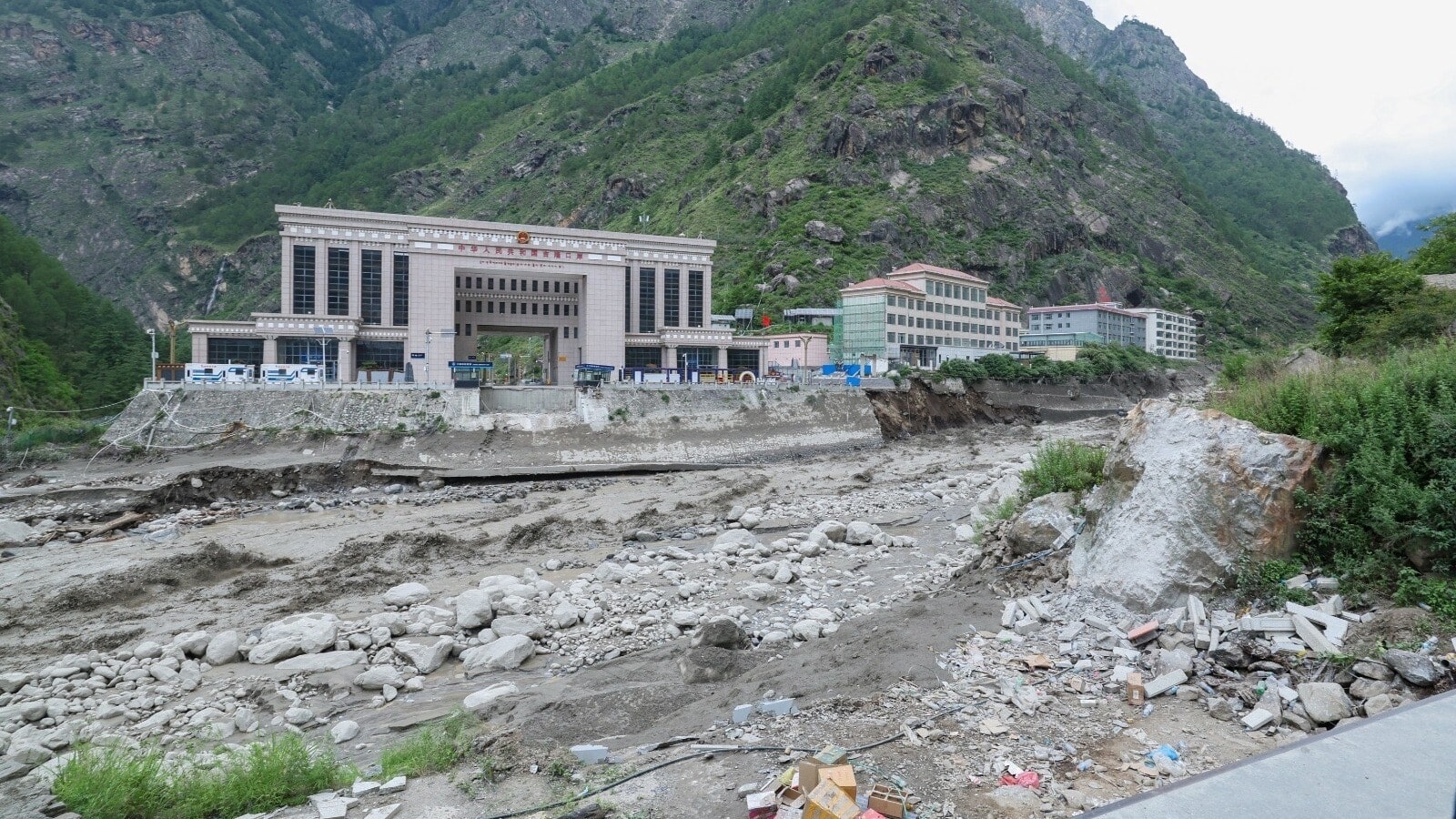 बिना बारिश कैसे बह गए पुल और गांव? नेपाल बाढ़ पर बड़ा खुलासा, जानिए चीन-नेपाल बॉर्डर पर क्या हुआ था! बिना बारिश कैसे बह गए पुल और गांव? नेपाल बाढ़ पर बड़ा खुलासा, जानिए चीन-नेपाल बॉर्डर पर क्या हुआ था!
