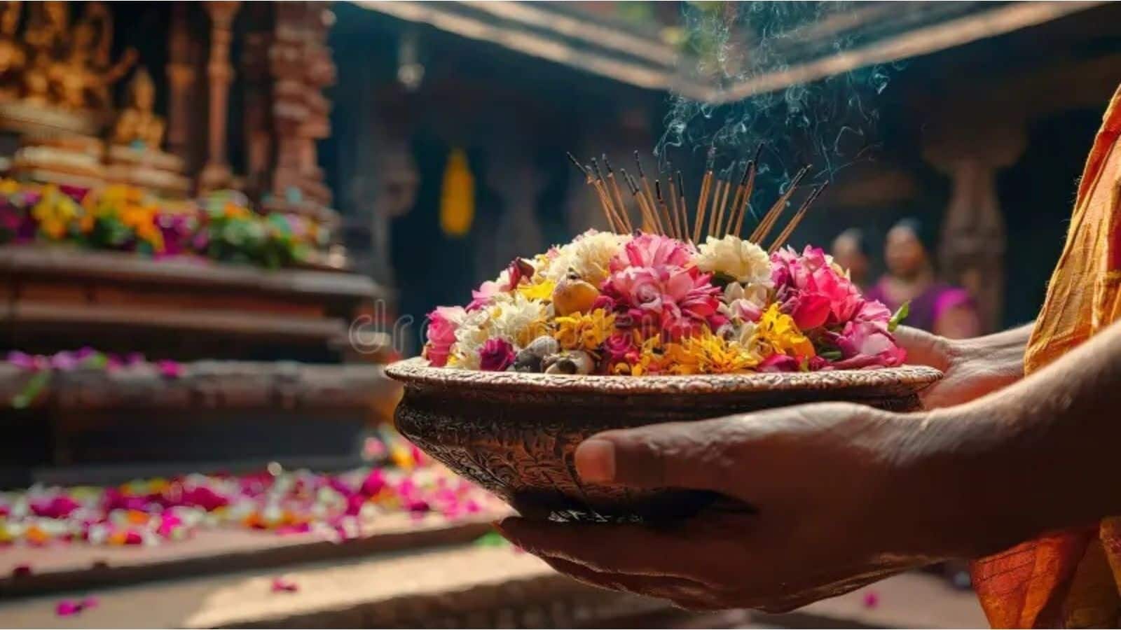 पूजा के फूलों से घर में बिखेरें खुशबू और खूबसूरती, ऐसे करें क्रिएटिव इस्तेमाल पूजा के फूलों से घर में बिखेरें खुशबू और खूबसूरती, ऐसे करें क्रिएटिव इस्तेमाल