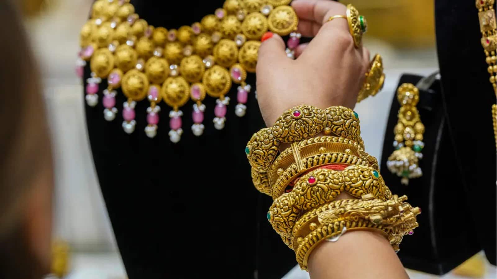 Gold Rate Today: सोना हुआ और महंगा, दिल्ली में ₹1.46 लाख के करीब पहुंचा 24 कैरेट; चांदी भी तेज Gold Rate Today: सोना हुआ और महंगा, दिल्ली में ₹1.46 लाख के करीब पहुंचा 24 कैरेट; चांदी भी तेज