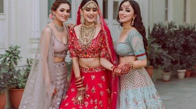 भाई या बहन की शादी जिंदगी के सबसे खास मौकों में से एक होती है। इस दिन हर कोई खूबसूरत और स्टाइलिश दिखना चाहता है। इसके लिए लहंगा चुनते समय सही रंग, अच्छी फिटिंग और खूबसूरत ज्वेलरी के साथ आप शादी के हर फंक्शन में एक अलग और शानदार लुक पा सकती हैं।
