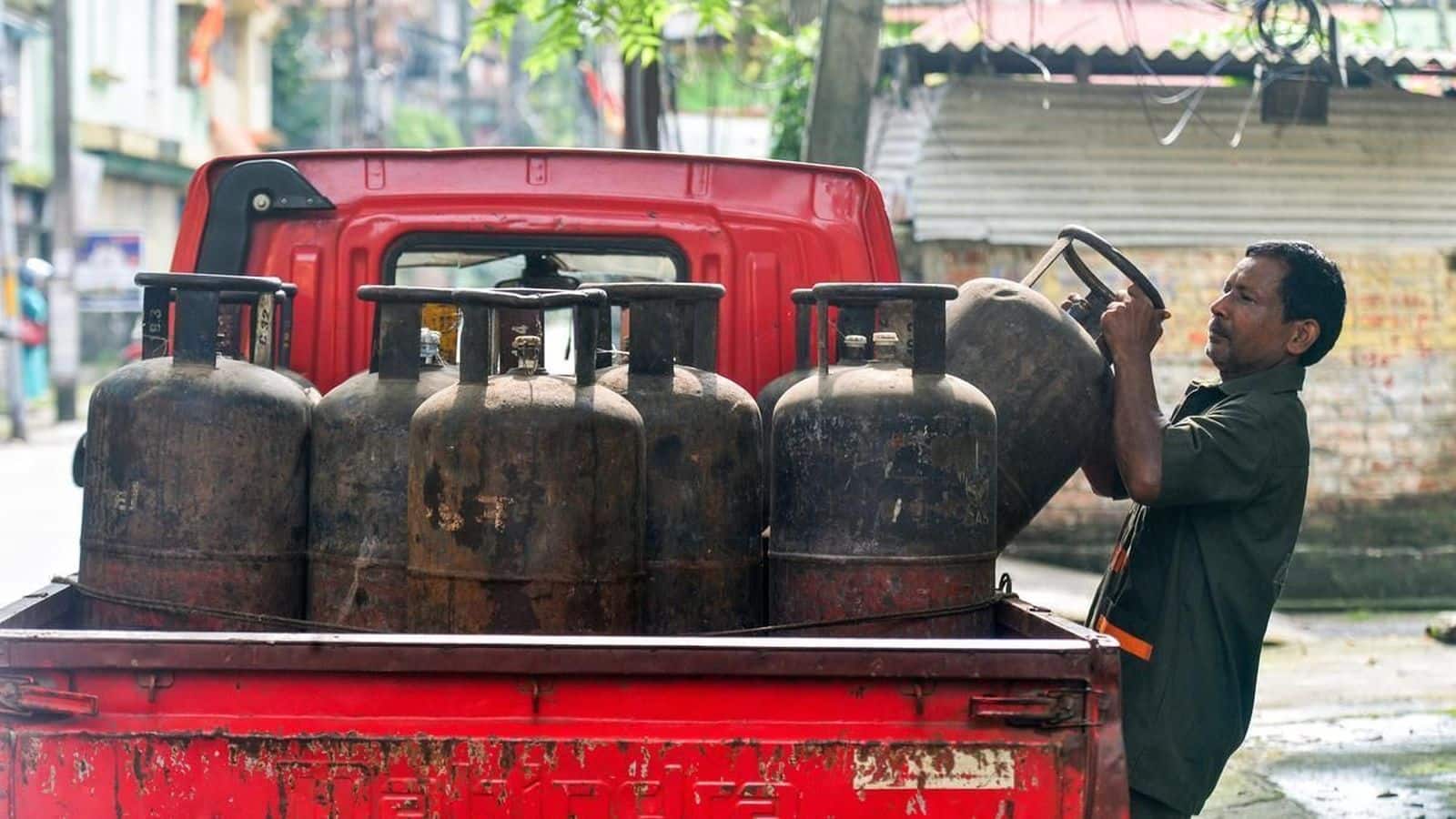 LPG price today: LPG गैस सिलेंडर के दाम में राहत! आज से लागू हुए नए रेट, जानिए दिल्ली समेत देश के प्रमुख शहरों में आज की कीमतें LPG price today: LPG गैस सिलेंडर के दाम में राहत! आज से लागू हुए नए रेट, जानिए दिल्ली समेत देश के प्रमुख शहरों में आज की कीमतें