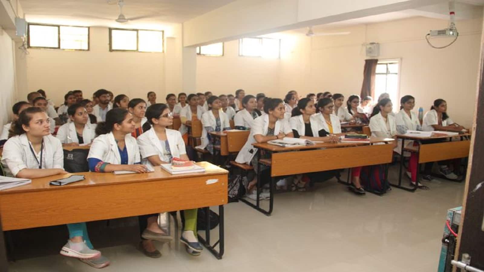 MBBS Seats: दिल्ली के मेडिकल कॉलेजों में बढ़ेंगी 408 नई मेडिकल सीटें, जानें किस कोर्स में बढ़ने जा रही हैं कितनी सीटें MBBS Seats: दिल्ली के मेडिकल कॉलेजों में बढ़ेंगी 408 नई मेडिकल सीटें, जानें किस कोर्स में बढ़ने जा रही हैं कितनी सीटें