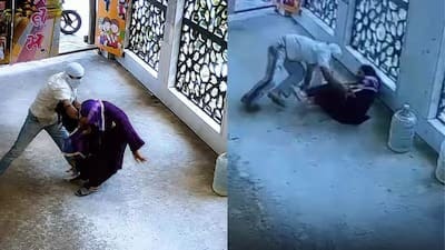 दिनदहाड़े स्कूल में घुसा हमलावर, क्लास से बाहर खींचकर महिला टीचर की बेरहमी से हत्या दिनदहाड़े स्कूल में घुसा हमलावर, क्लास से बाहर खींचकर महिला टीचर की बेरहमी से हत्या