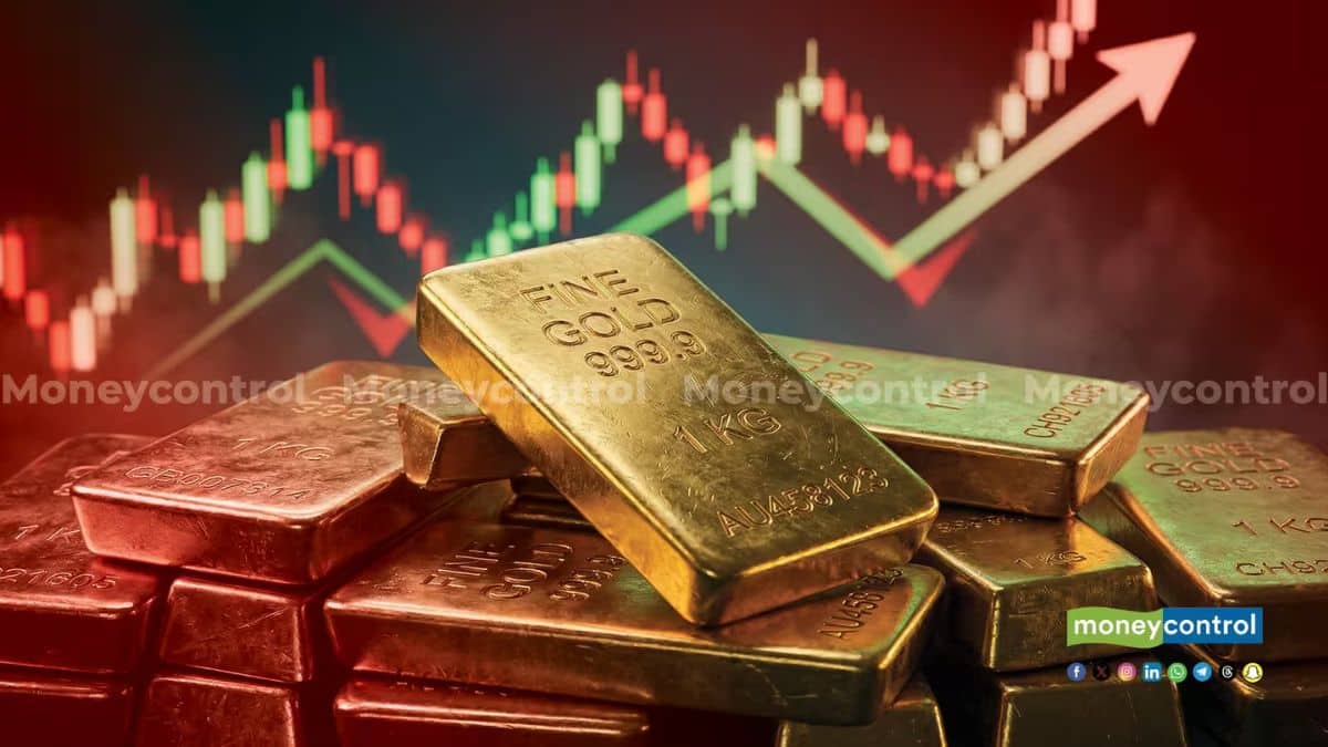 शेयर बाजार धड़ाम, सोने ने किया मालामाल! एक साल में निफ्टी 5% टूटा, गोल्ड 35% उछला, जानिए अब कहां लगाना चाहिए पैसा शेयर बाजार धड़ाम, सोने ने किया मालामाल! एक साल में निफ्टी 5% टूटा, गोल्ड 35% उछला, जानिए अब कहां लगाना चाहिए पैसा