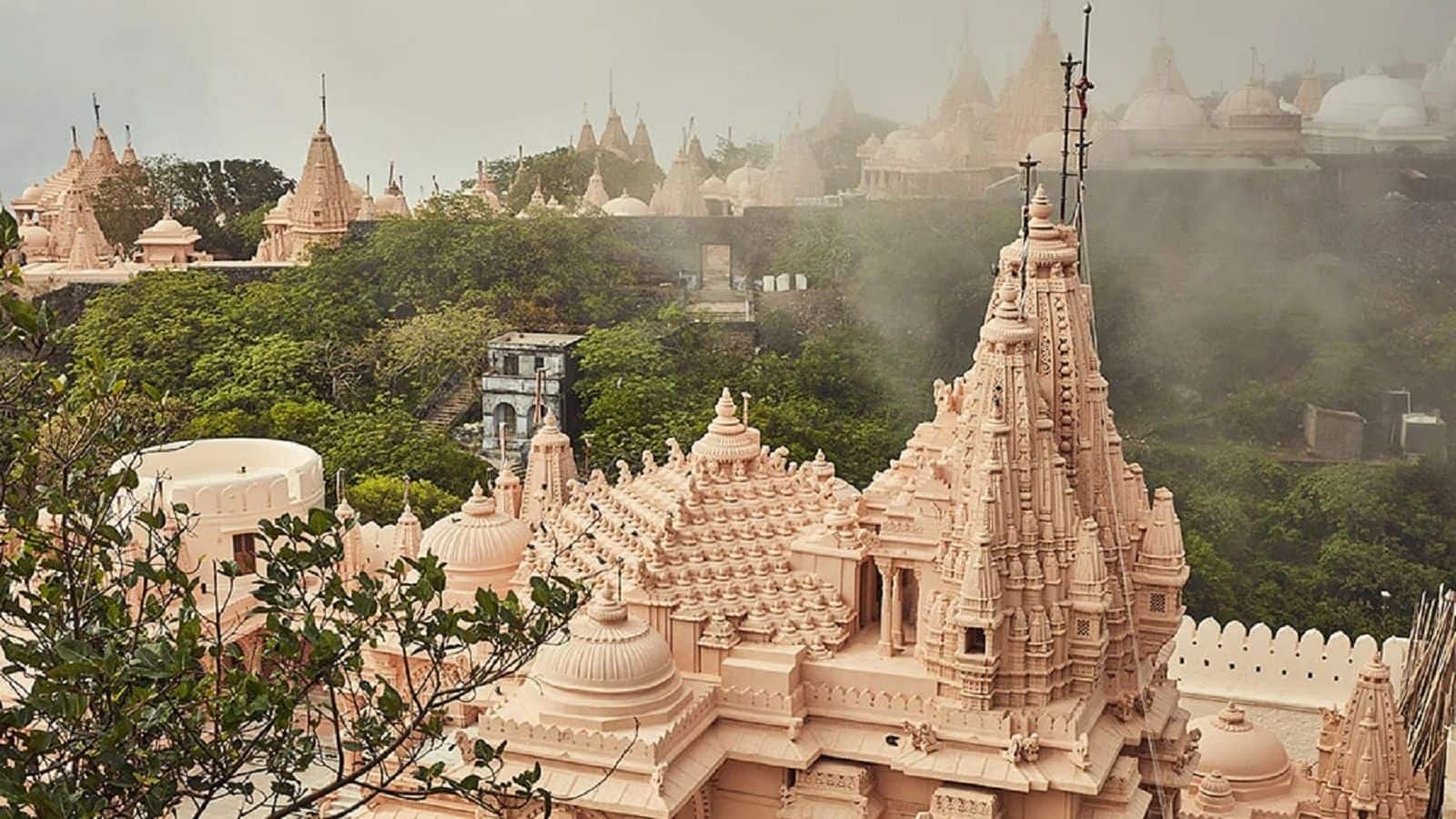 एक पहाड़ी पर इतने मंदिर कि गिनते-गिनते थक जाएंगे, फिर भी शाम होते ही खाली हो जाती है ये पहाड़ी! एक पहाड़ी पर इतने मंदिर कि गिनते-गिनते थक जाएंगे, फिर भी शाम होते ही खाली हो जाती है ये पहाड़ी!