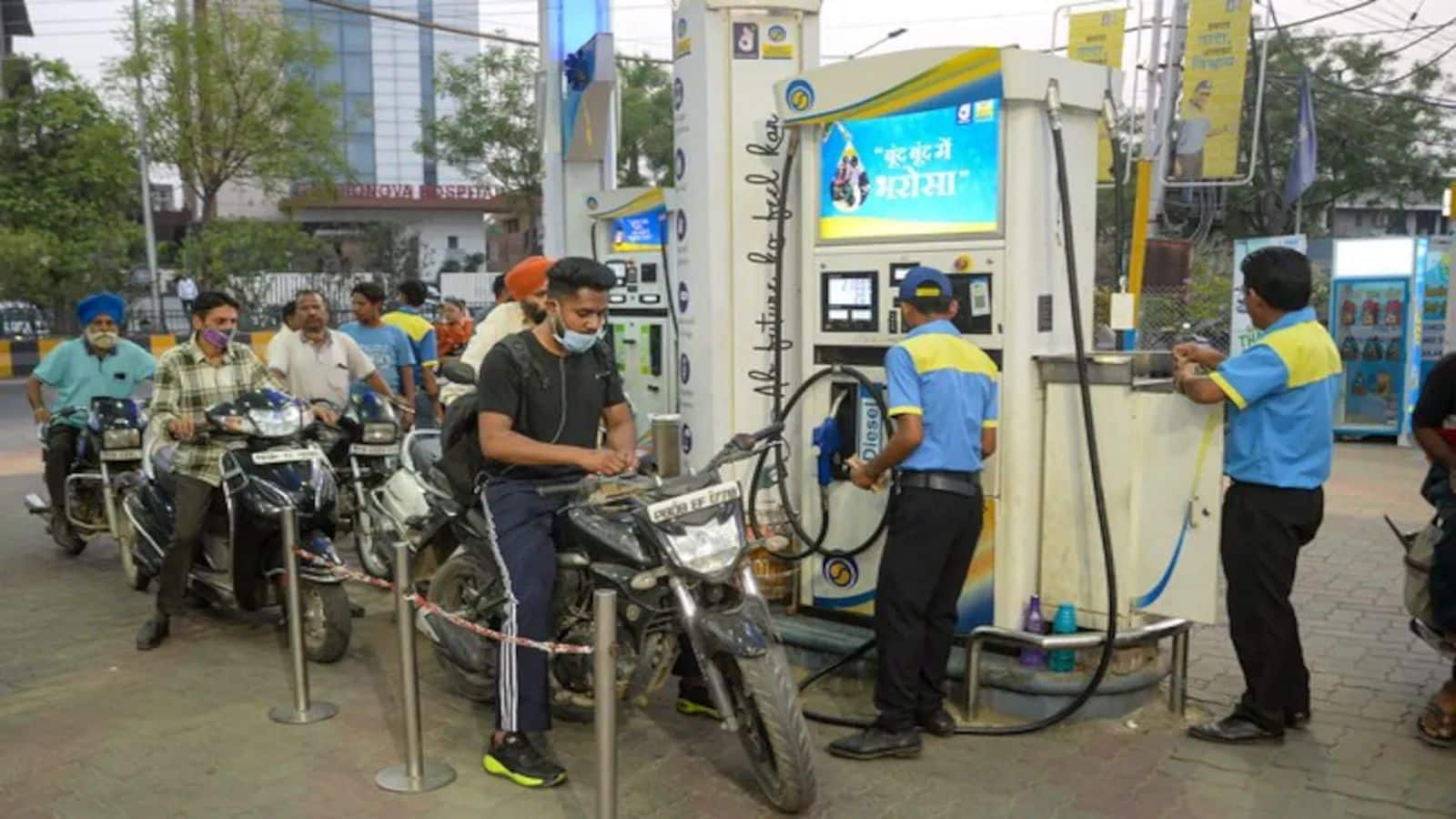 पेट्रोल पंपों पर तेल में मिलावट की खबरें खारिज! सिर्फ 2 जगह मिली क्लोराइड की शिकायत, तुरंत बिक्री रोक सख्त कार्रवाई का ऐलान पेट्रोल पंपों पर तेल में मिलावट की खबरें खारिज! सिर्फ 2 जगह मिली क्लोराइड की शिकायत, तुरंत बिक्री रोक सख्त कार्रवाई का ऐलान