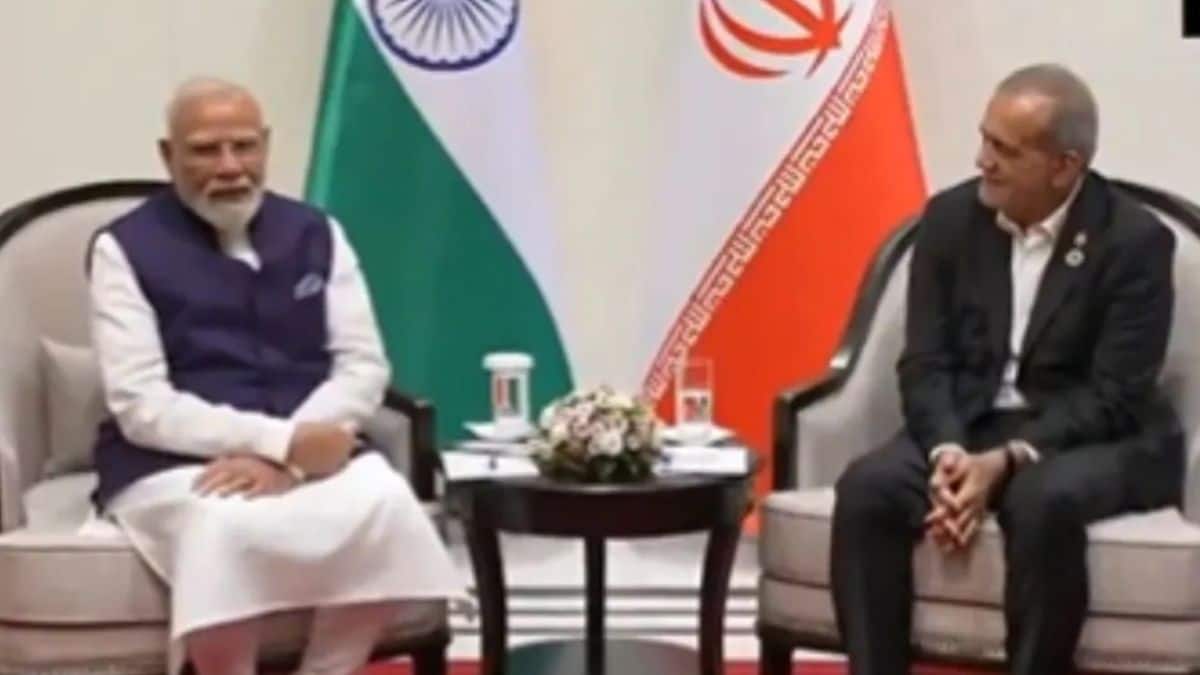 Modi Meets Pezeshkian: मिडिल ईस्ट में मचे घमासान के बीच पीएम मोदी-पेजेशकियान की अहम बैठक, जानिए इसके क्या हैं मायने Modi Meets Pezeshkian: मिडिल ईस्ट में मचे घमासान के बीच पीएम मोदी-पेजेशकियान की अहम बैठक, जानिए इसके क्या हैं मायने