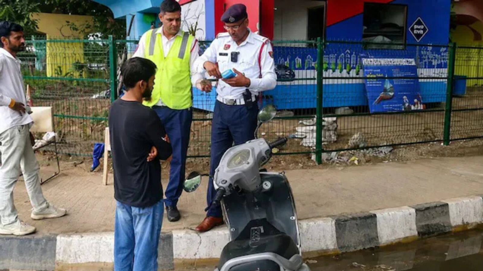 ₹50 हजार की स्कूटी पर 10 लाख रुपये का चालान! गुरुग्राम में पुलिस ने रोका तो सामने आया 96 बार नियम तोड़ने का हैरान करने वाला रिकॉर्ड ₹50 हजार की स्कूटी पर 10 लाख रुपये का चालान! गुरुग्राम में पुलिस ने रोका तो सामने आया 96 बार नियम तोड़ने का हैरान करने वाला रिकॉर्ड