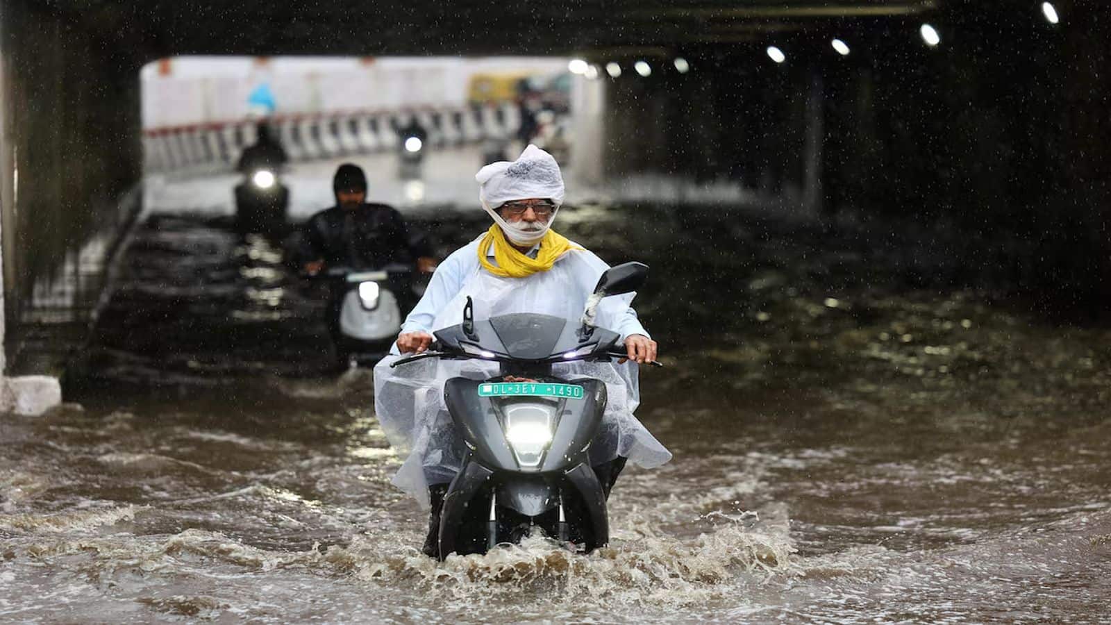 IMD Issues Rain Alert: दिल्ली-NCR में रेड अलर्ट! इन 14 राज्यों में गरज-चमक संग भारी बारिश की चेतावनी, यूपी के 11 जिलों में होगी मूसलाधार बरसात IMD Issues Rain Alert: दिल्ली-NCR में रेड अलर्ट! इन 14 राज्यों में गरज-चमक संग भारी बारिश की चेतावनी, यूपी के 11 जिलों में होगी मूसलाधार बरसात