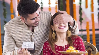 रक्षाबंधन भाई-बहन के प्यार और भरोसे का त्योहार है। हर साल भाई अपनी बहनों को कपड़े, गहने, मोबाइल या दूसरे उपहार देते हैं। लेकिन बदलते समय के साथ गिफ्ट देने का तरीका भी बदल रहा है। इस बार अगर आप अपनी बहन को कुछ ऐसा देना चाहते हैं, जो लंबे समय तक याद रहे और जरूरत के समय उसका सहारा बने, तो फाइनेंशियल गिफ्ट एक बेहतर विकल्प हो सकता है।