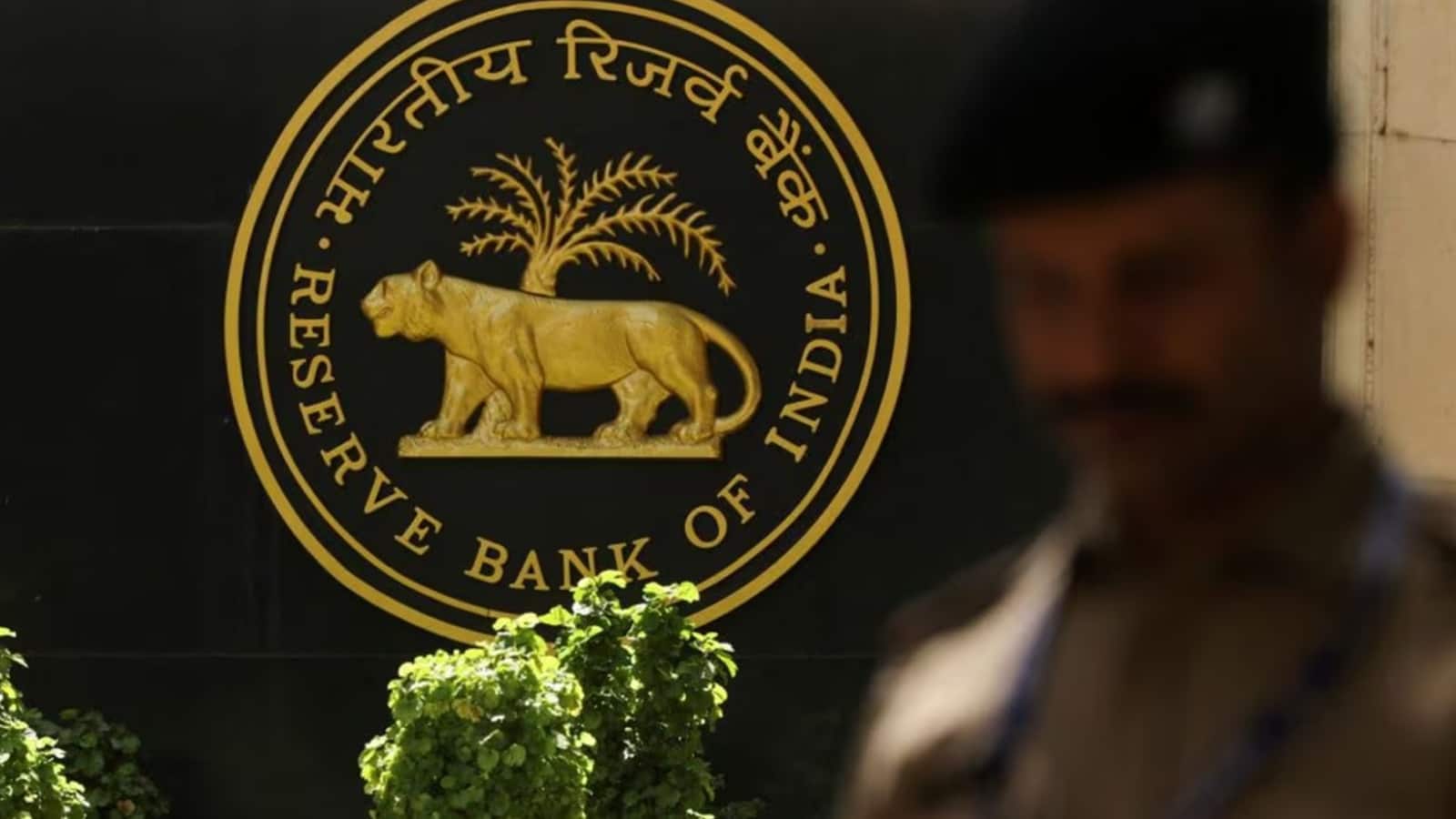 RBI ने करोड़ों बैंक ग्राहकों को क्यों किया अलर्ट! इस नए स्कैम से बचकर रहना है तो भूलकर भी न करें ये 3 गलतियां RBI ने करोड़ों बैंक ग्राहकों को क्यों किया अलर्ट! इस नए स्कैम से बचकर रहना है तो भूलकर भी न करें ये 3 गलतियां