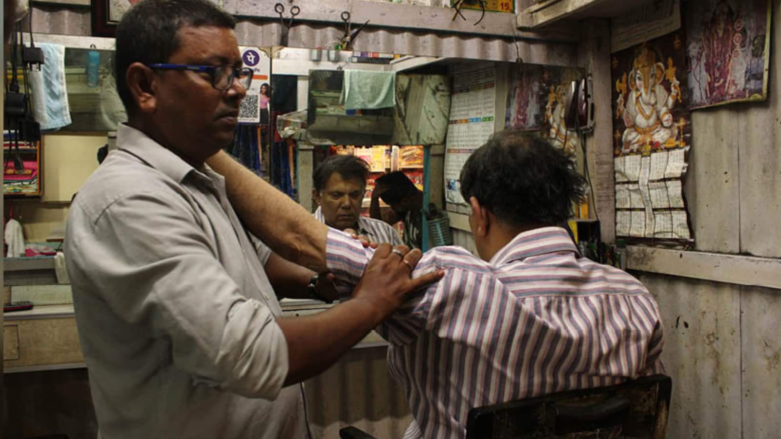 Video: नाई की दुकान से इंटरनेट तक… Techie ने 90s के गानों वाला ऐसा डिजिटल अड्डा बनाया कि Paytm फाउंडर भी तारीफ करने लगे Video: नाई की दुकान से इंटरनेट तक… Techie ने 90s के गानों वाला ऐसा डिजिटल अड्डा बनाया कि Paytm फाउंडर भी तारीफ करने लगे
