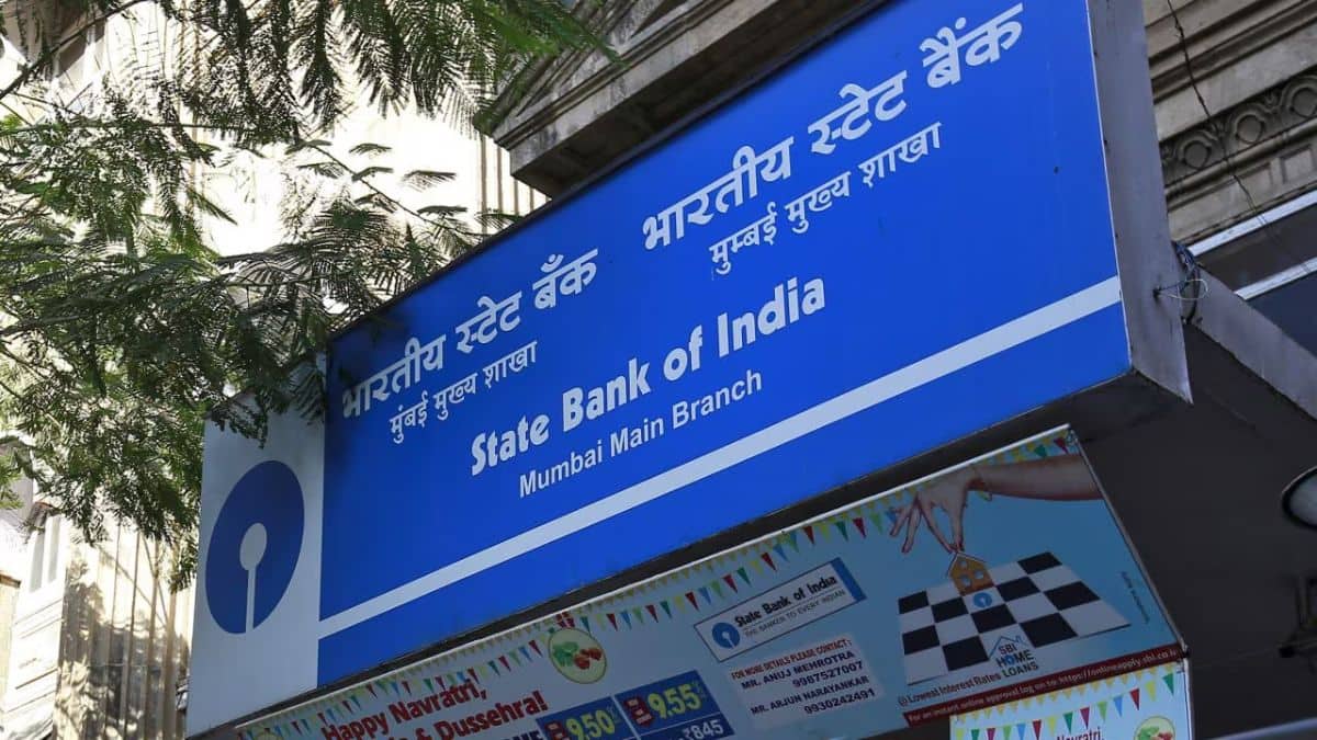 SBI खाताधारकों को बड़ा झटका! 1 अक्टूबर से बैंक से कैश निकालना होगा महंगा, जानें ये नया नियम SBI खाताधारकों को बड़ा झटका! 1 अक्टूबर से बैंक से कैश निकालना होगा महंगा, जानें ये नया नियम