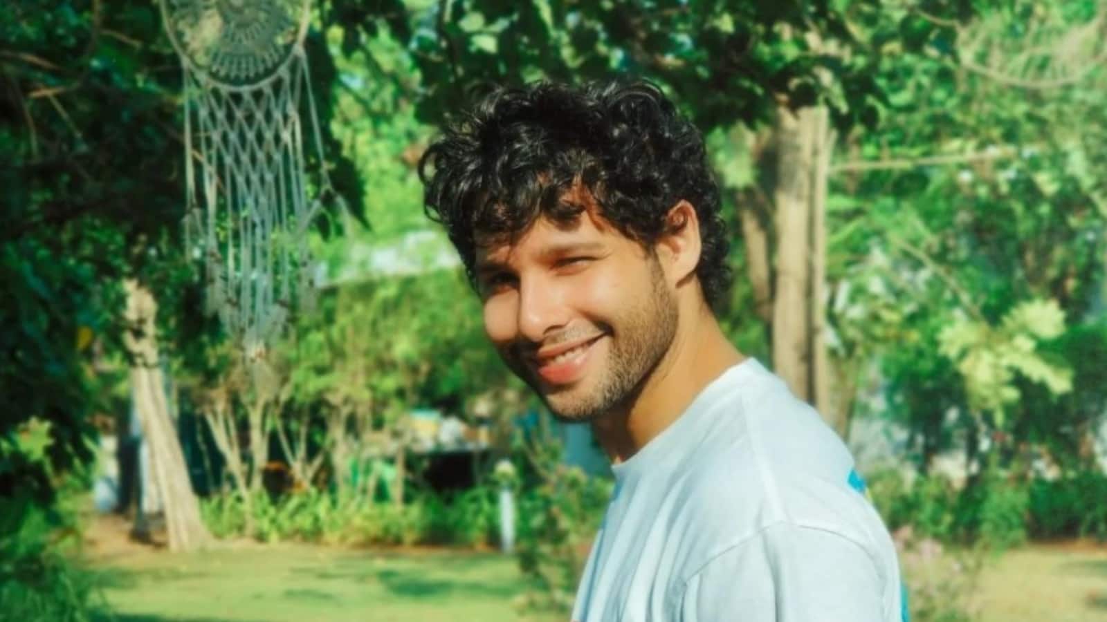 Siddhant Chaturvedi: सिद्धांत चतुर्वेदी ने खरीदा 12.63 करोड़ रुपये का अपार्टमेंट, कुछ वीक पहले भी 13.91 करोड़ की प्रॉर्पटी में कर चुके हैं इनवेस्ट Siddhant Chaturvedi: सिद्धांत चतुर्वेदी ने खरीदा 12.63 करोड़ रुपये का अपार्टमेंट, कुछ वीक पहले भी 13.91 करोड़ की प्रॉर्पटी में कर चुके हैं इनवेस्ट