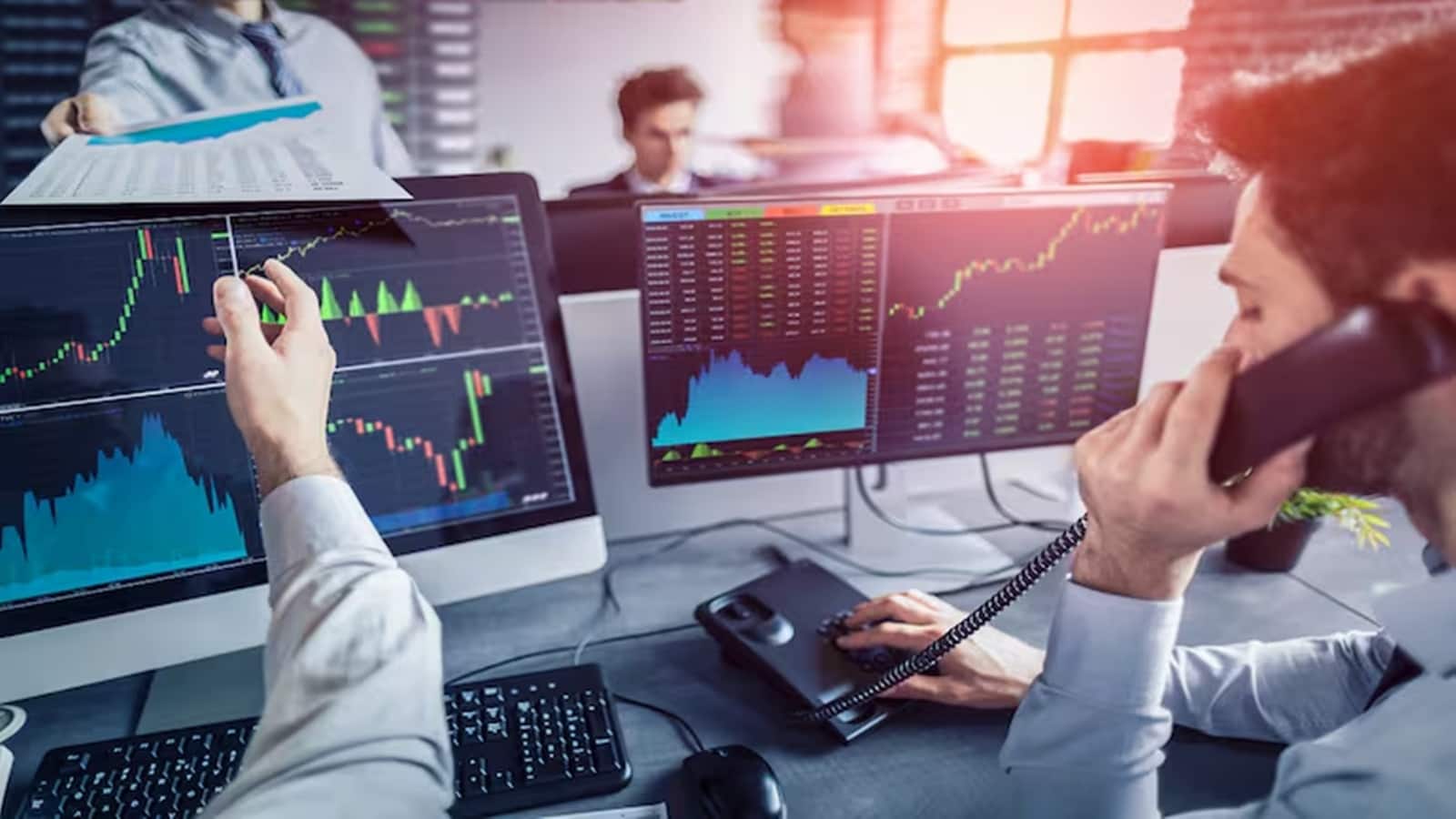लगातार चौथे दिन Sensex मजबूत, 24750 के पार बंद Nifty, निवेशकों पर बरसे ₹3 लाख करोड़ लगातार चौथे दिन Sensex मजबूत, 24750 के पार बंद Nifty, निवेशकों पर बरसे ₹3 लाख करोड़