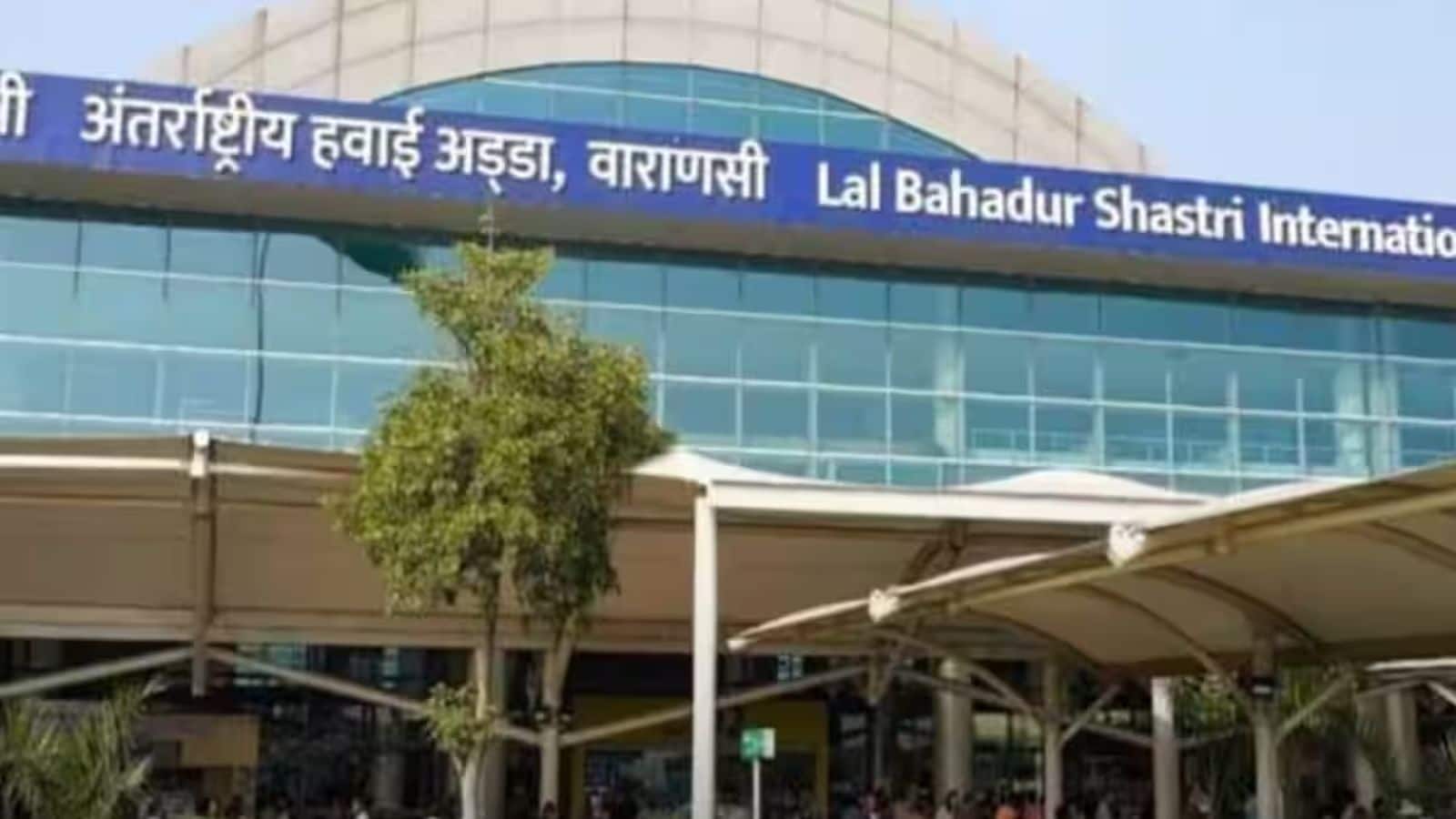 Varanasi Airport Firing: वाराणसी एयरपोर्ट पर हथियारों की जांच के दौरान अचानक पिस्तौल से चली गोली! Air India Express के 2 कर्मचारी घायल Varanasi Airport Firing: वाराणसी एयरपोर्ट पर हथियारों की जांच के दौरान अचानक पिस्तौल से चली गोली! Air India Express के 2 कर्मचारी घायल