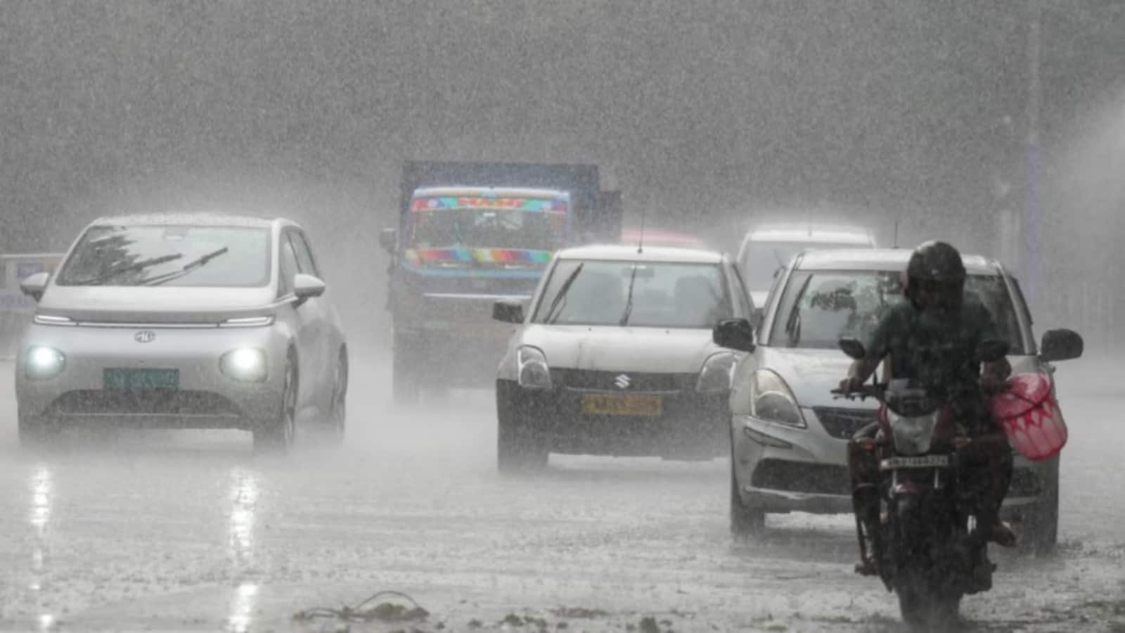 Weather Update: 20 राज्यों में बारिश का अलर्ट, राजस्थान-ओडिशा में मूसलाधार, यूपी-उत्तराखंड भी प्रभावित, चेक करिए आज का मौसम Weather Update: 20 राज्यों में बारिश का अलर्ट, राजस्थान-ओडिशा में मूसलाधार, यूपी-उत्तराखंड भी प्रभावित, चेक करिए आज का मौसम