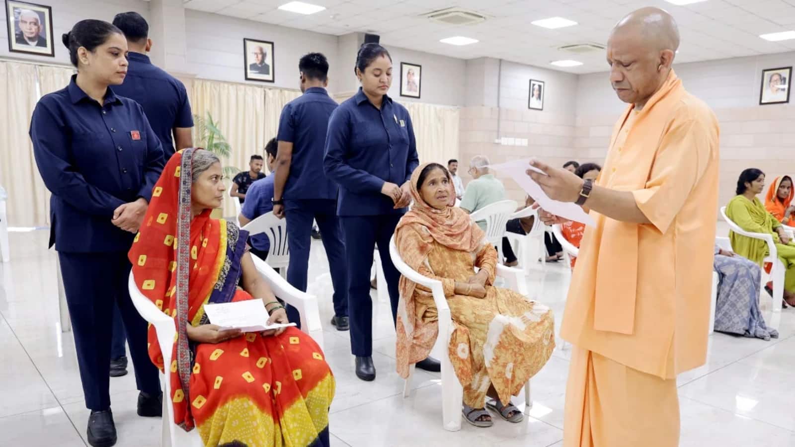 मेरे पास 5 गाय हैं और भी रखने के लिए जगह... सीतापुर की पूनम देवी की ये बात सुनते ही CM योगी ने पशुधन विभाग को दिया ये आदेश मेरे पास 5 गाय हैं और भी रखने के लिए जगह... सीतापुर की पूनम देवी की ये बात सुनते ही CM योगी ने पशुधन विभाग को दिया ये आदेश