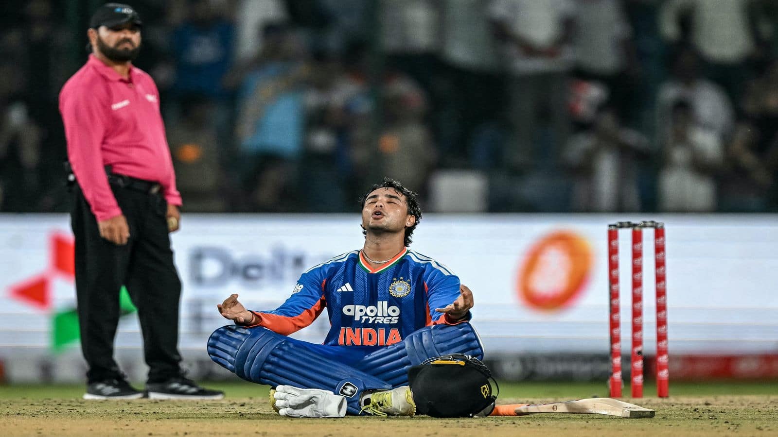 Abhishek Sharma: अभिषेक शर्मा ने रचा इतिहास, सिर्फ 30 गेंदों में शतक जड़ रोहित शर्मा का तोड़ा रिकॉर्ड Abhishek Sharma: अभिषेक शर्मा ने रचा इतिहास, सिर्फ 30 गेंदों में शतक जड़ रोहित शर्मा का तोड़ा रिकॉर्ड