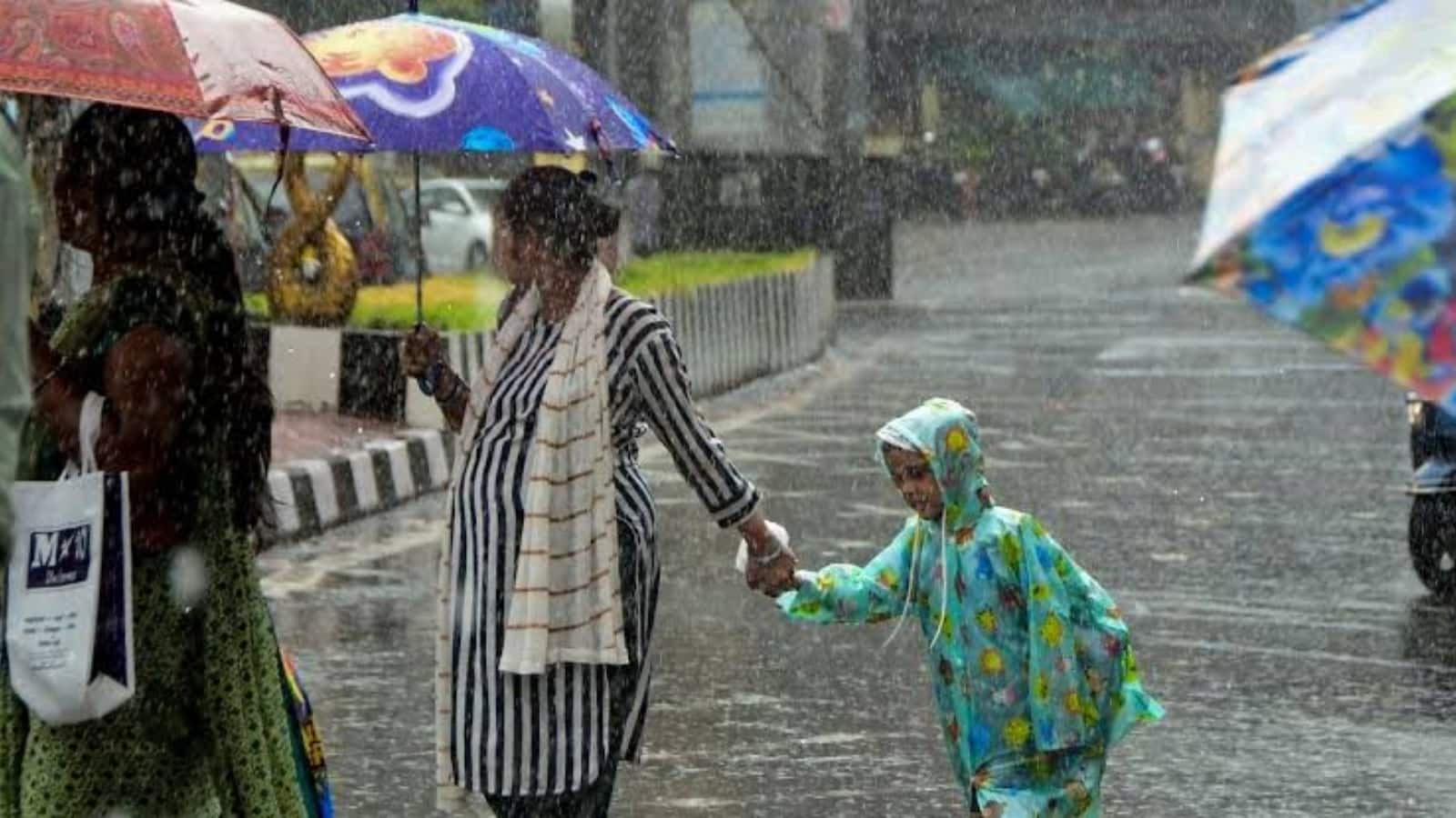 Delhi Weather Today: दिल्ली में आज फिर बरसेंगे बादल! हल्की से मध्यम बारिश के आसार, 5 सितंबर से बदलेगा मौसम Delhi Weather Today: दिल्ली में आज फिर बरसेंगे बादल! हल्की से मध्यम बारिश के आसार, 5 सितंबर से बदलेगा मौसम