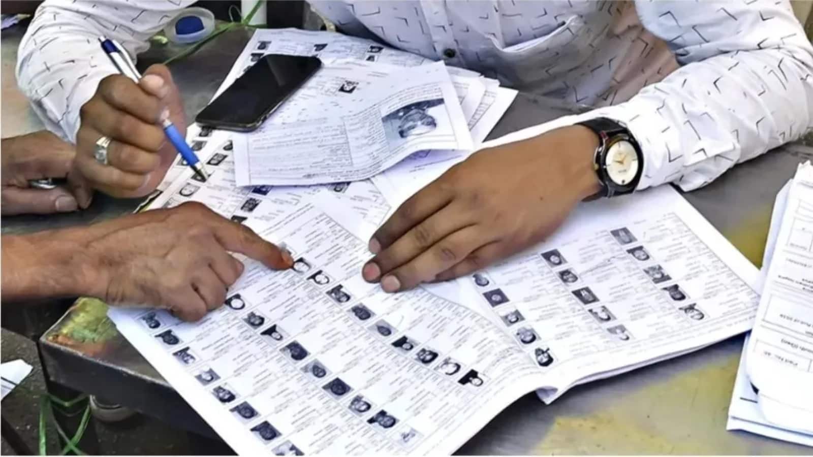 अब माता-पिता या दादा-दादी की जानकारी नहीं होगी जरूरी, EC ने 20 राज्यों में नए वोटर्स के लिए Form 6 का नियम बदला अब माता-पिता या दादा-दादी की जानकारी नहीं होगी जरूरी, EC ने 20 राज्यों में नए वोटर्स के लिए Form 6 का नियम बदला