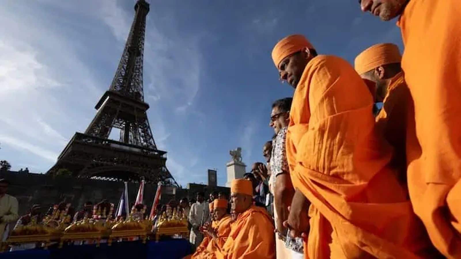 Eiffel Tower Closed: महिलाओं को 'अदृश्य' रहने के फरमान पर पेरिस में बवाल! हिंदू धार्मिक समूह के दौरे पर मचा विवाद, बंद हुआ एफिल टॉवर Eiffel Tower Closed: महिलाओं को 'अदृश्य' रहने के फरमान पर पेरिस में बवाल! हिंदू धार्मिक समूह के दौरे पर मचा विवाद, बंद हुआ एफिल टॉवर