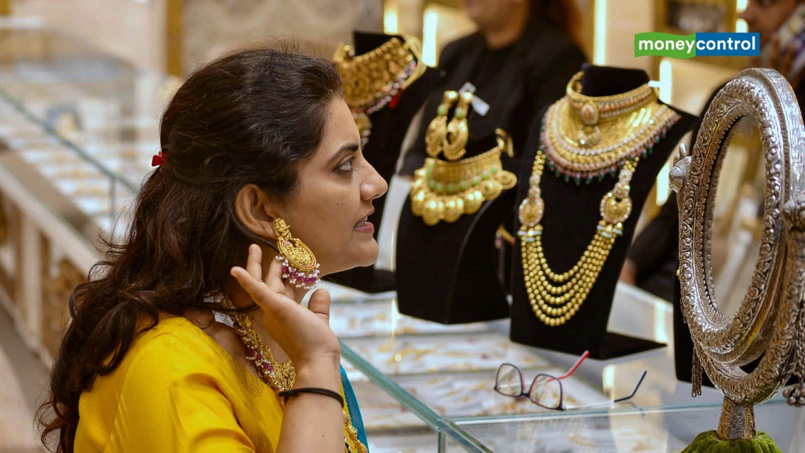 Gold Silver Prices Today: तीन दिन की गिरावट के बाद सोना ₹600 चढ़ा, चांदी भी ₹1200 महंगी Gold Silver Prices Today: तीन दिन की गिरावट के बाद सोना ₹600 चढ़ा, चांदी भी ₹1200 महंगी