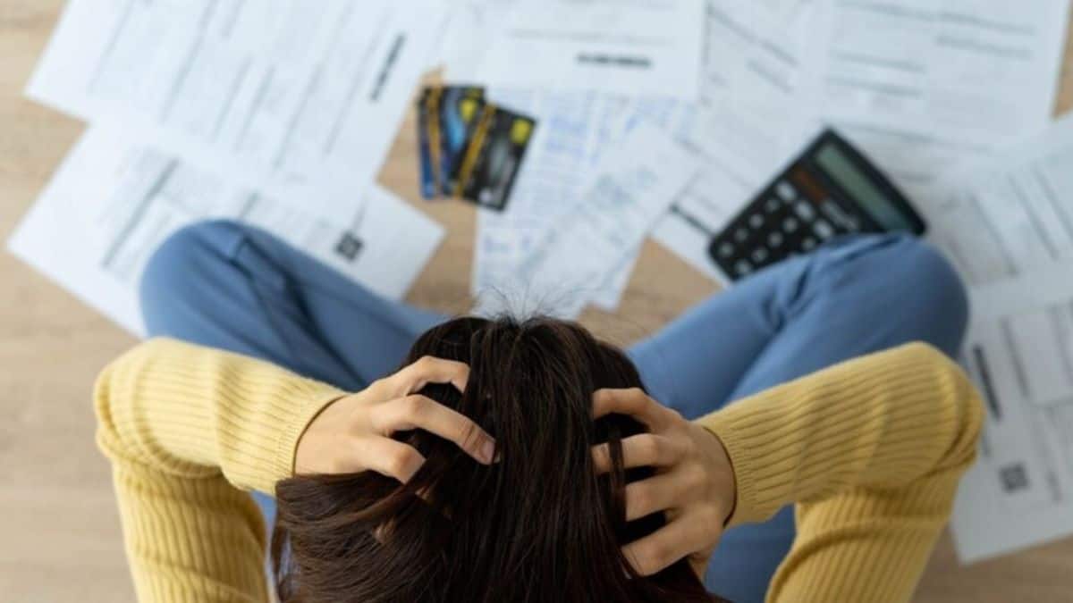 Salary vs EMI: सैलरी आते ही EMI से खाली हो जाता है अकाउंट? कर्ज के जाल से निकलने के लिए अपनाएं ये 3 आसान स्टेप्स Salary vs EMI: सैलरी आते ही EMI से खाली हो जाता है अकाउंट? कर्ज के जाल से निकलने के लिए अपनाएं ये 3 आसान स्टेप्स