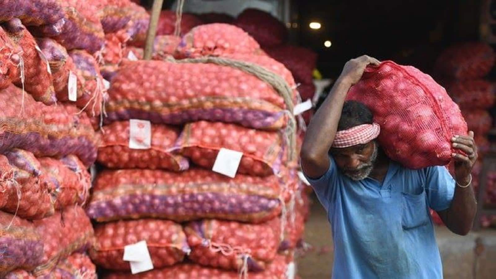 Onion prices: फिर रुलाने की तैयारी में प्याज के भाव, सब्सिडी के बावजूद मेट्रो शहरों में आसमान छू रहे प्याज के दाम Onion prices: फिर रुलाने की तैयारी में प्याज के भाव, सब्सिडी के बावजूद मेट्रो शहरों में आसमान छू रहे प्याज के दाम